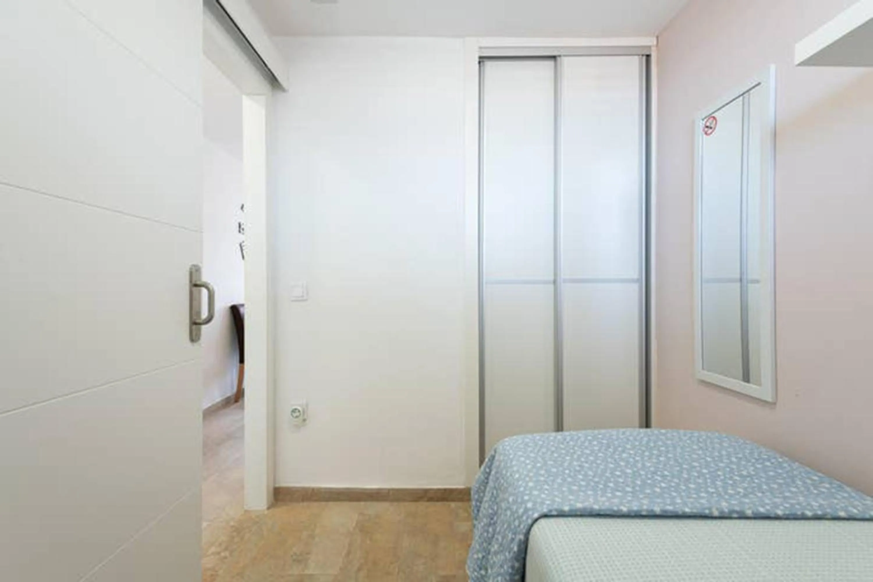 Photo of the whole room, Bed in Central and functional