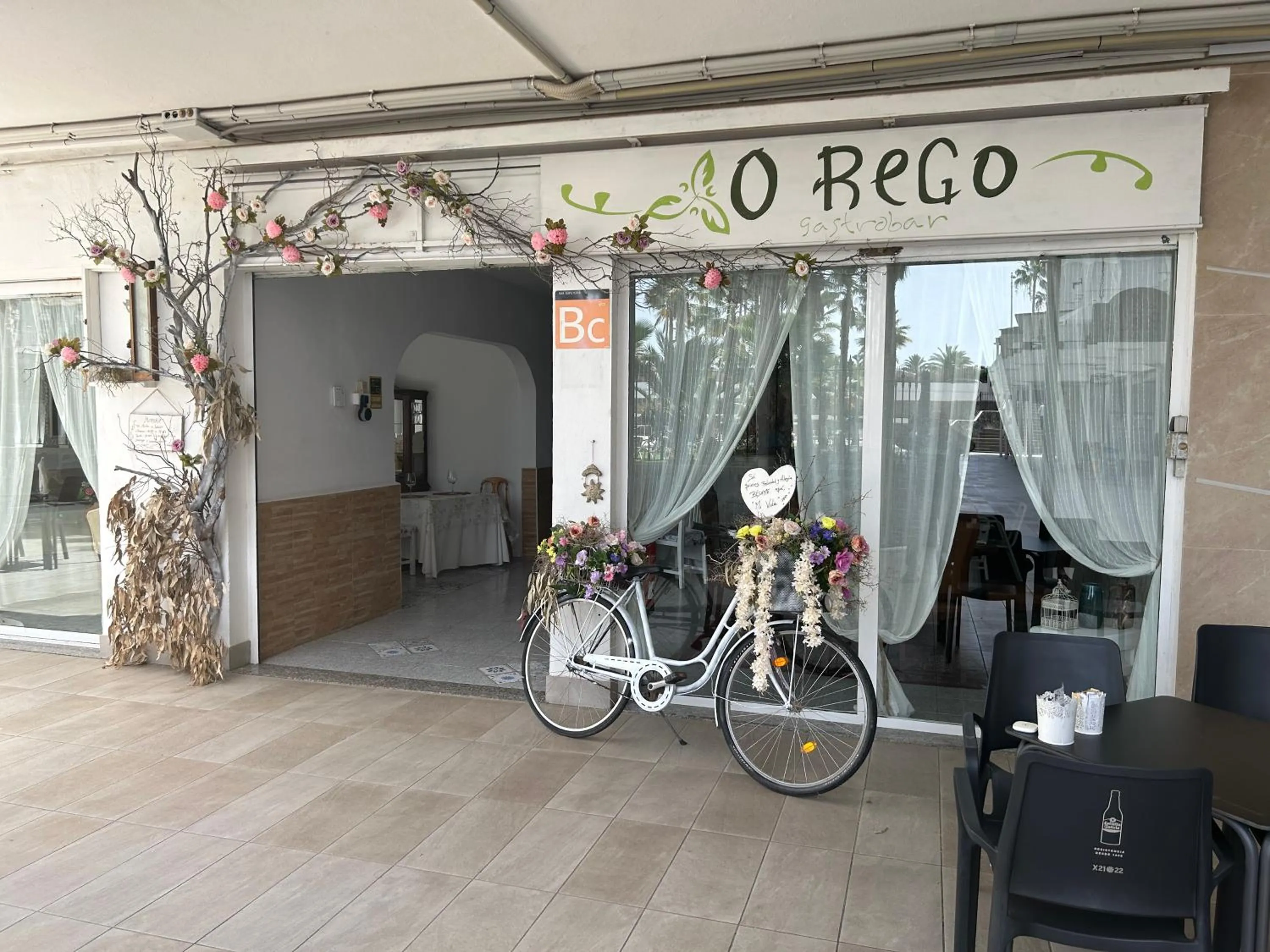 Restaurant/places to eat in Central and functional