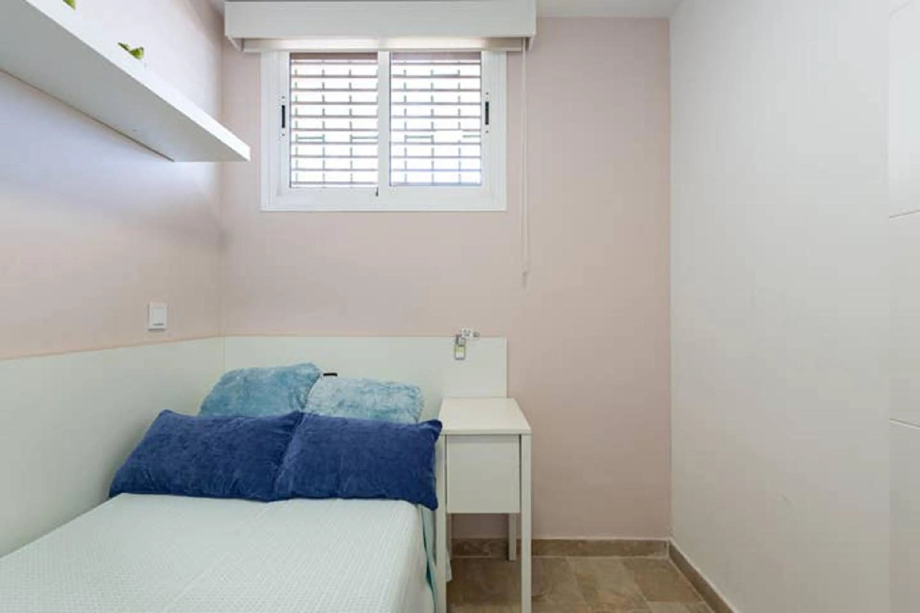 Photo of the whole room, Bed in Central and functional