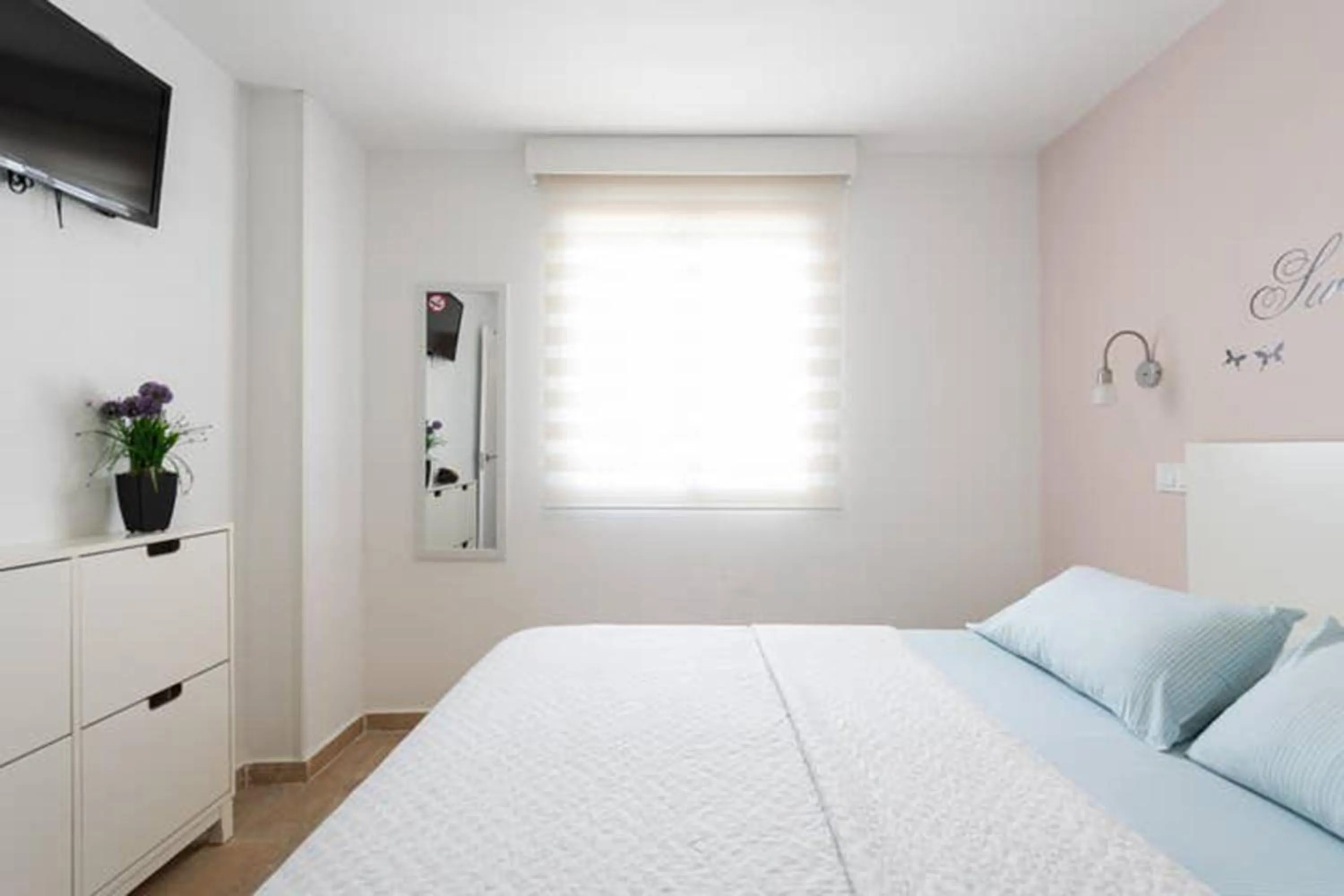 Photo of the whole room, Bed in Central and functional