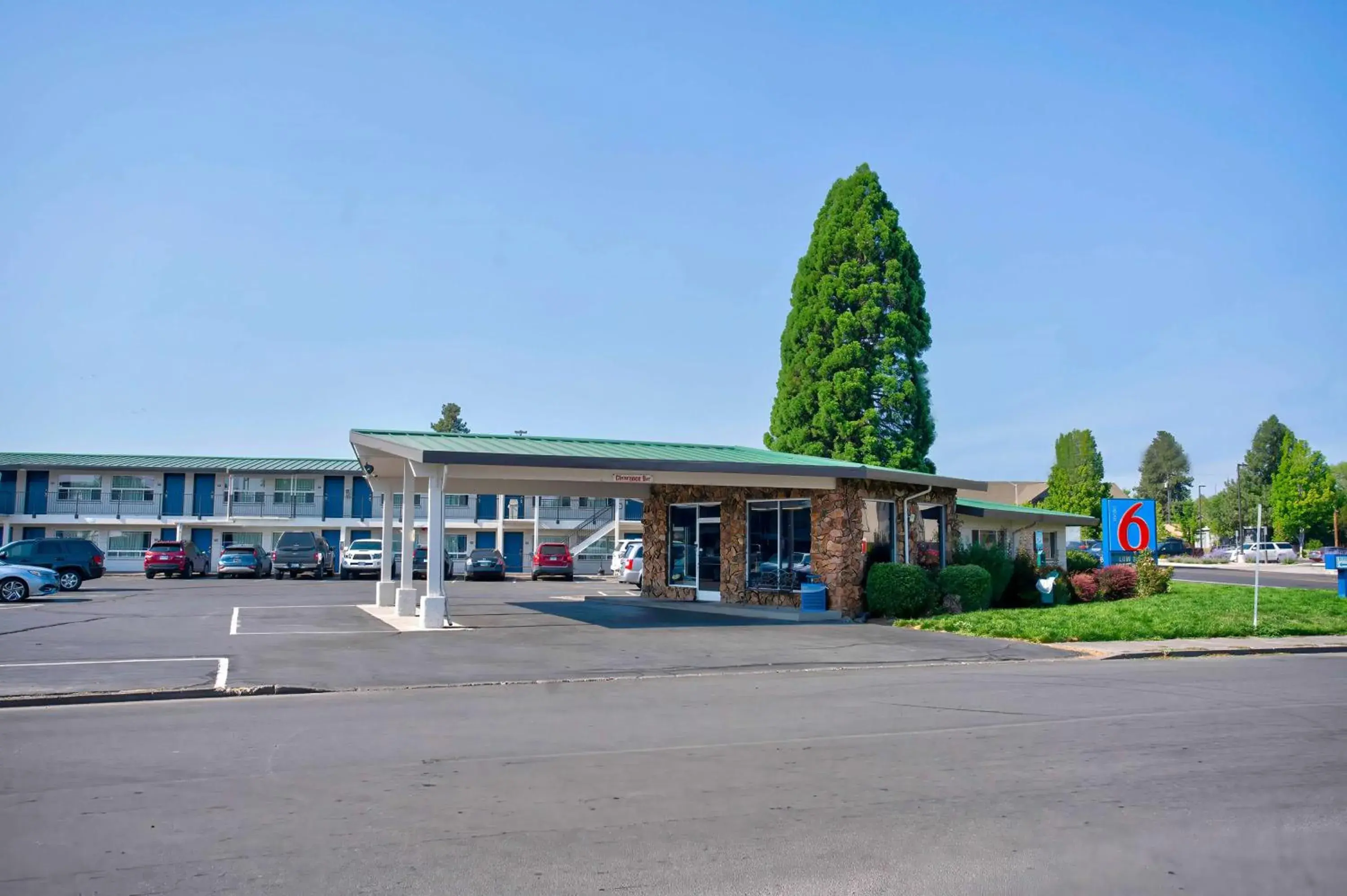 Property building in Motel 6-Bend, OR Property building in Motel 6-Bend, OR