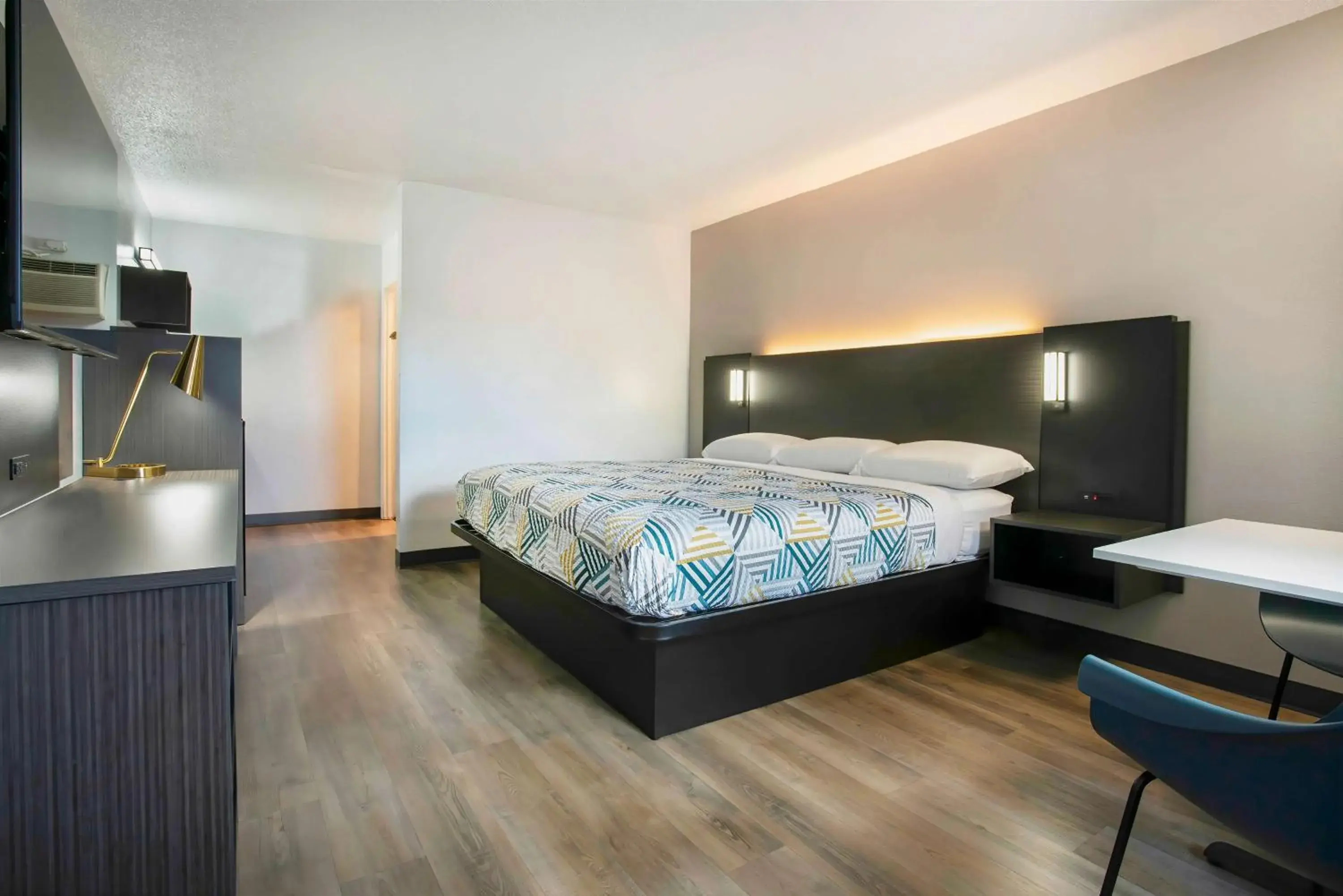 King Room - single occupancy - Non-Smoking in Motel 6-Bend, OR King Room - single occupancy - Non-Smoking in Motel 6-Bend, OR