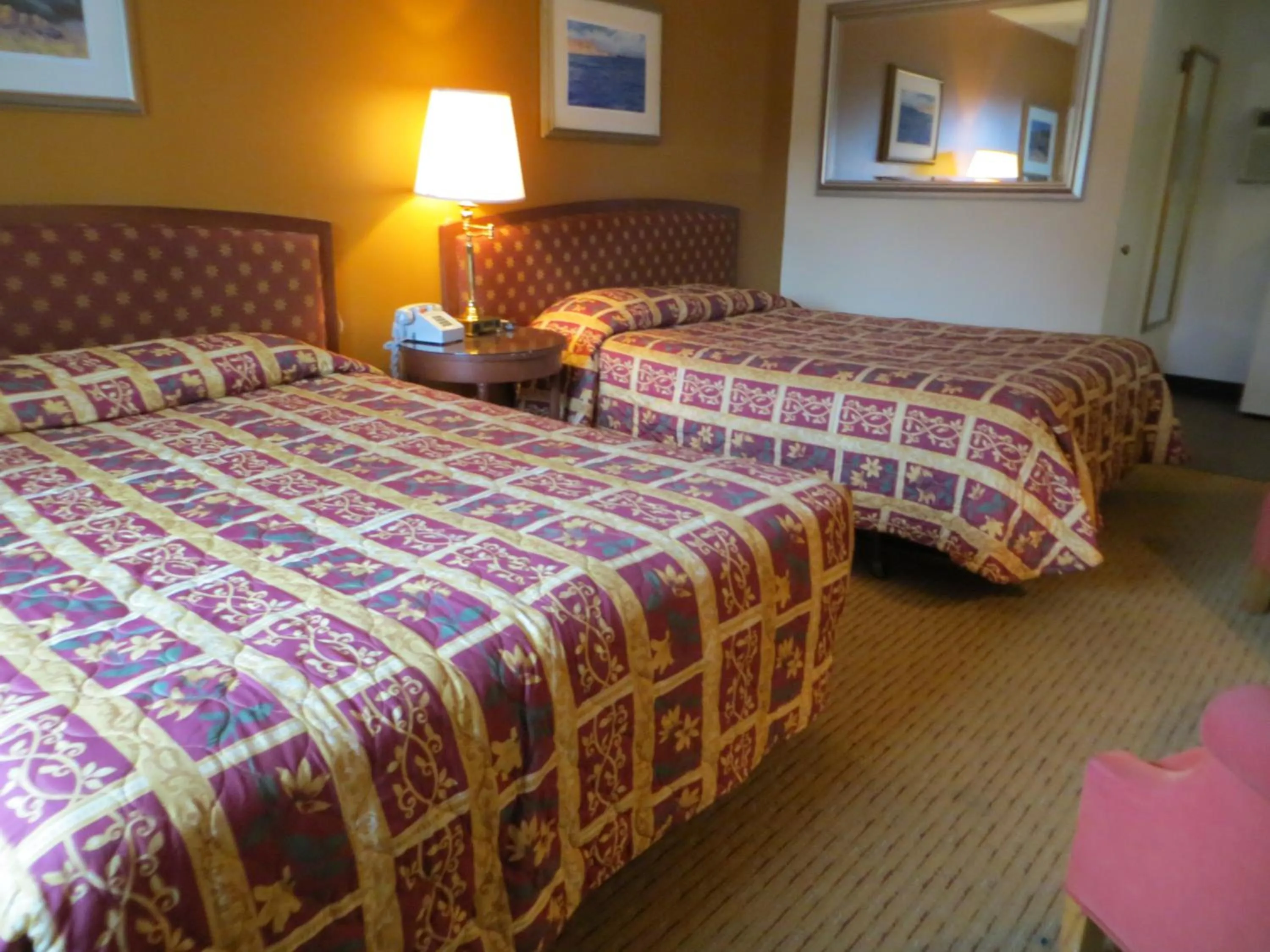 Bedroom, Bed in Cameo Motel - Portland