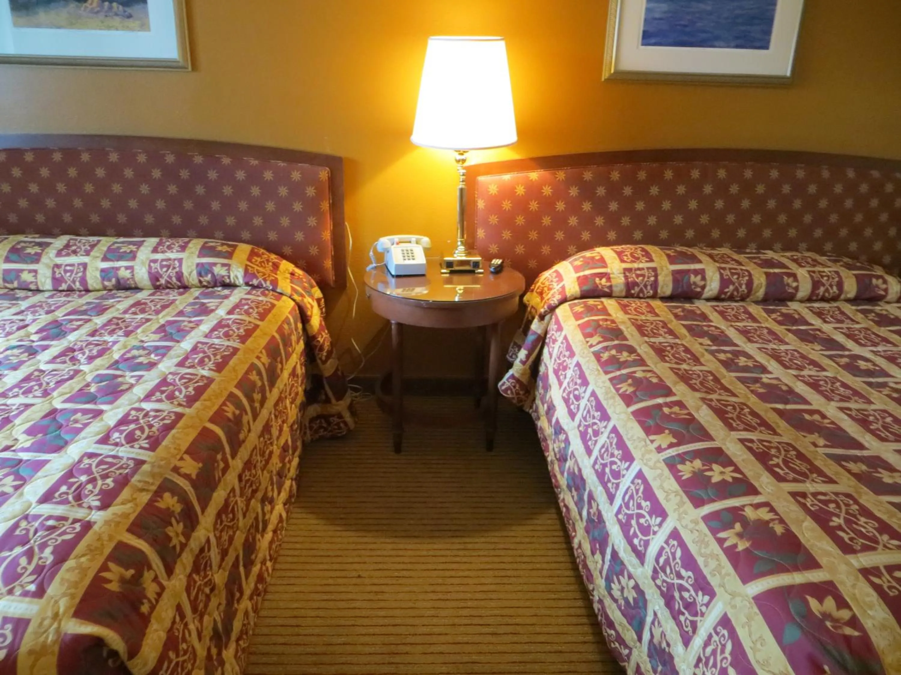 Bedroom, Bed in Cameo Motel - Portland