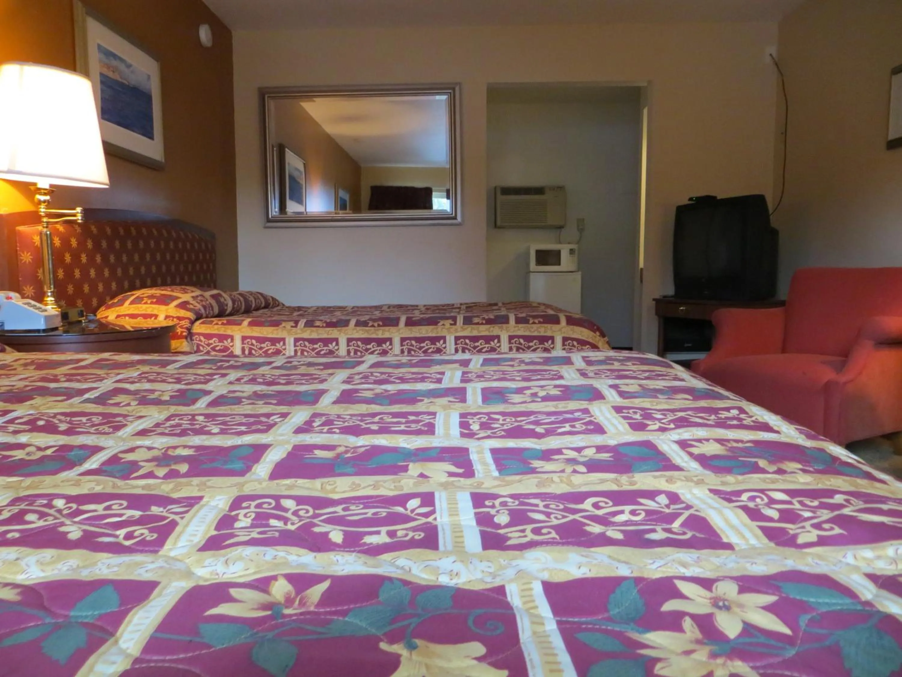 Bedroom, Bed in Cameo Motel - Portland