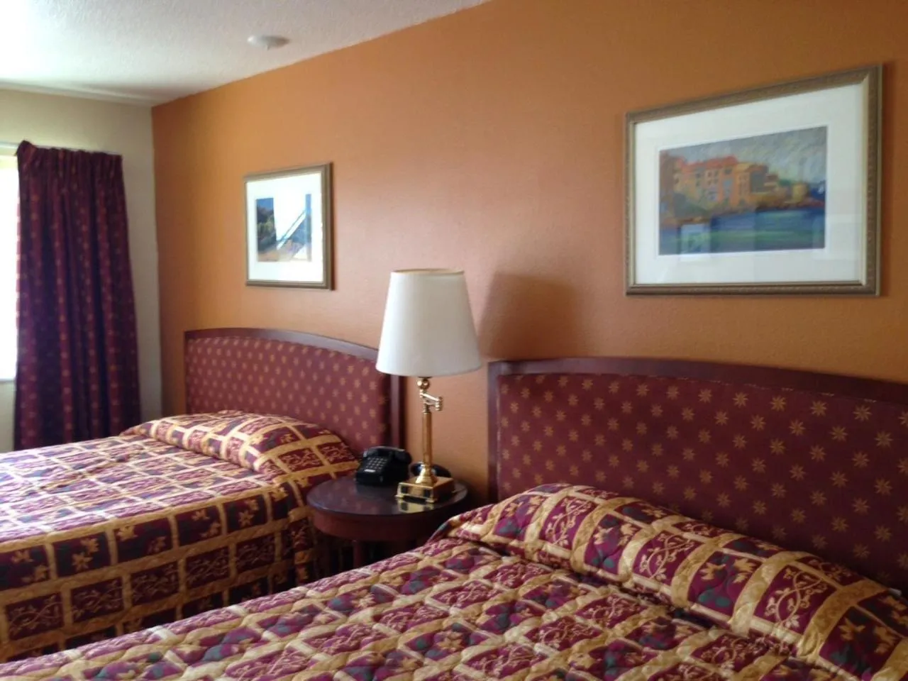 Bed in Cameo Motel - Portland