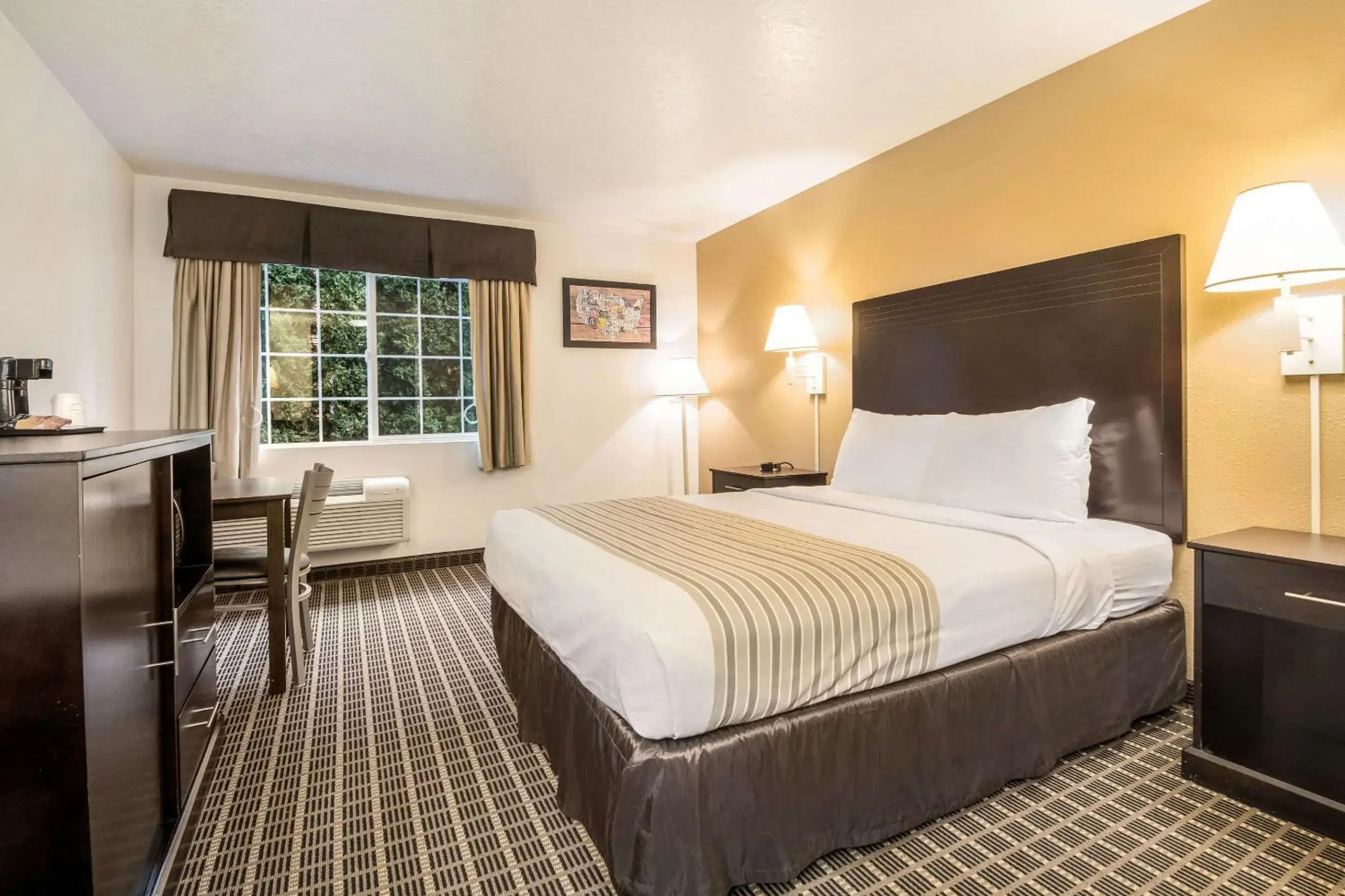 Photo of the whole room, Bed in Econo Lodge Corvallis Near University Photo of the whole room, Bed in Econo Lodge Corvallis Near University