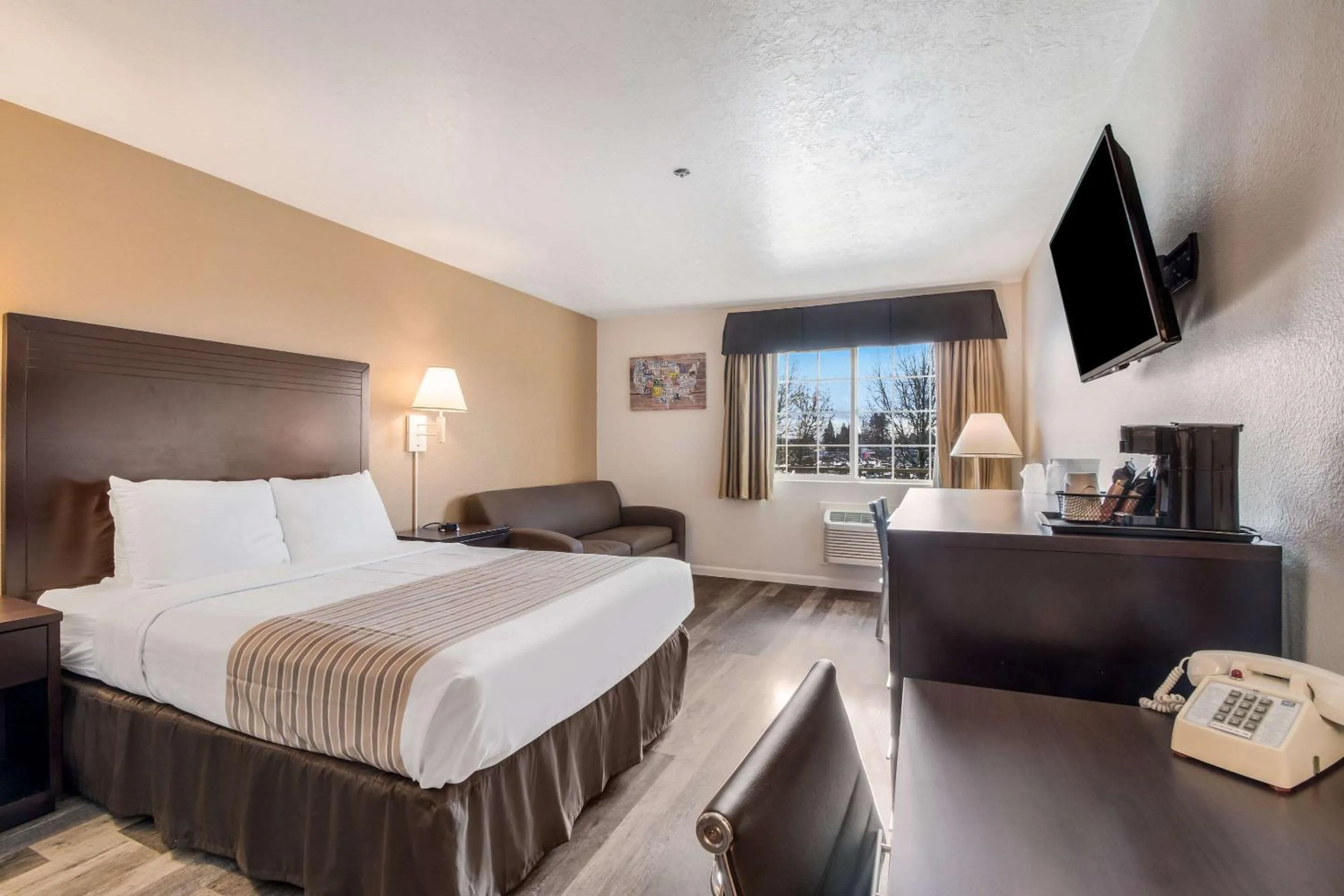 Photo of the whole room, Bed in Econo Lodge Corvallis Near University