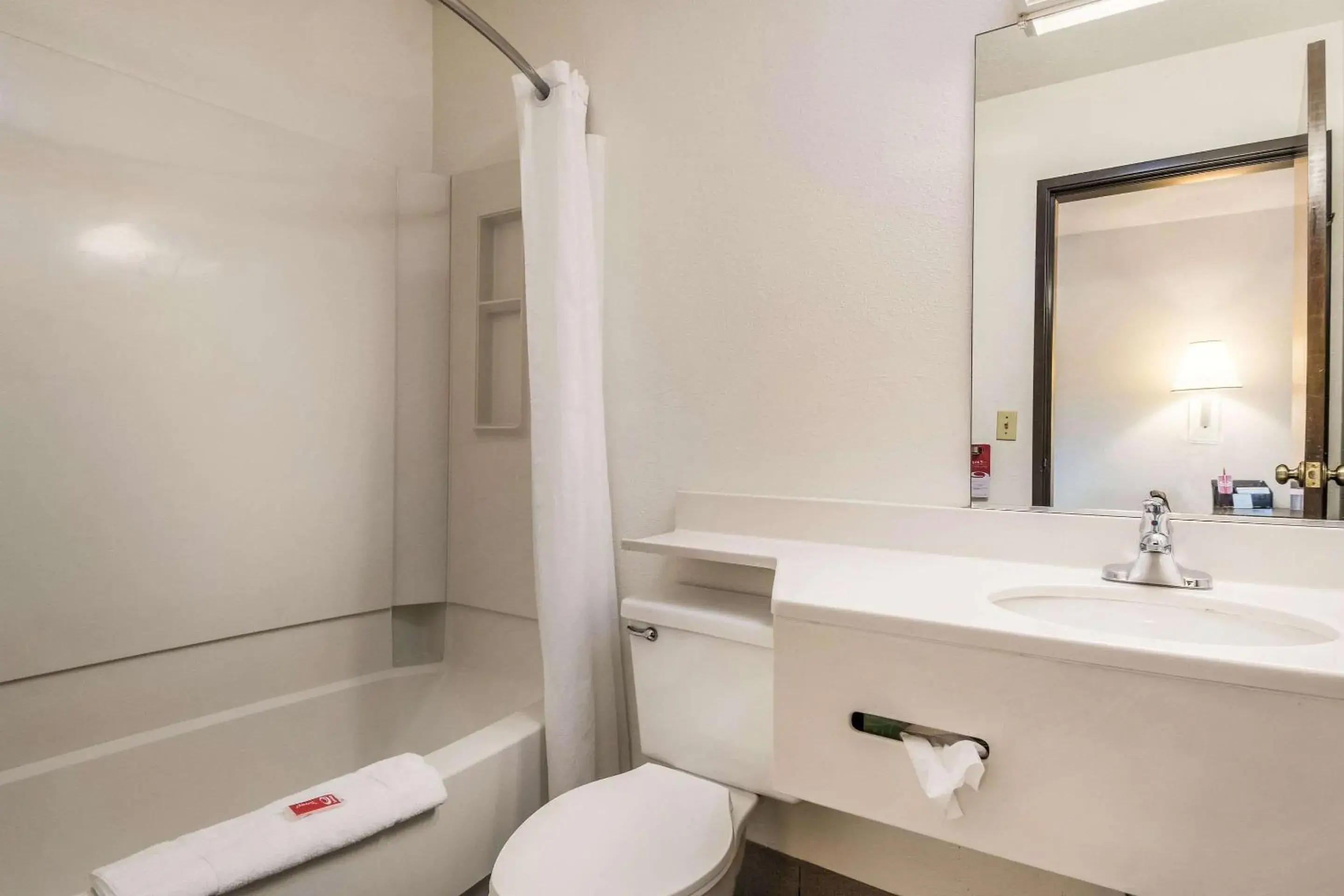 Queen Room with Two Queen Beds in Econo Lodge Corvallis Near University Queen Room with Two Queen Beds in Econo Lodge Corvallis Near University