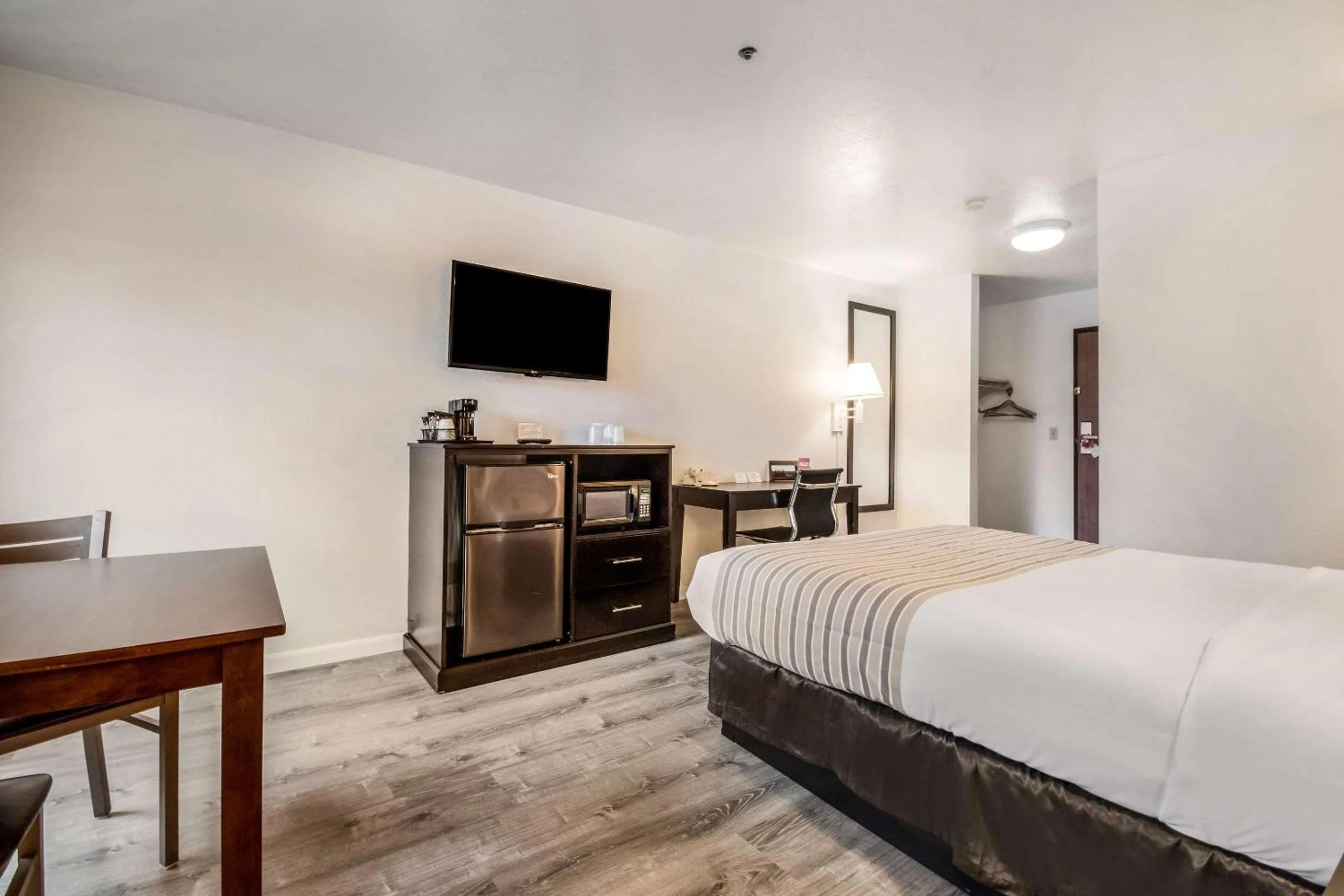 Photo of the whole room, Bed in Econo Lodge Corvallis Near University