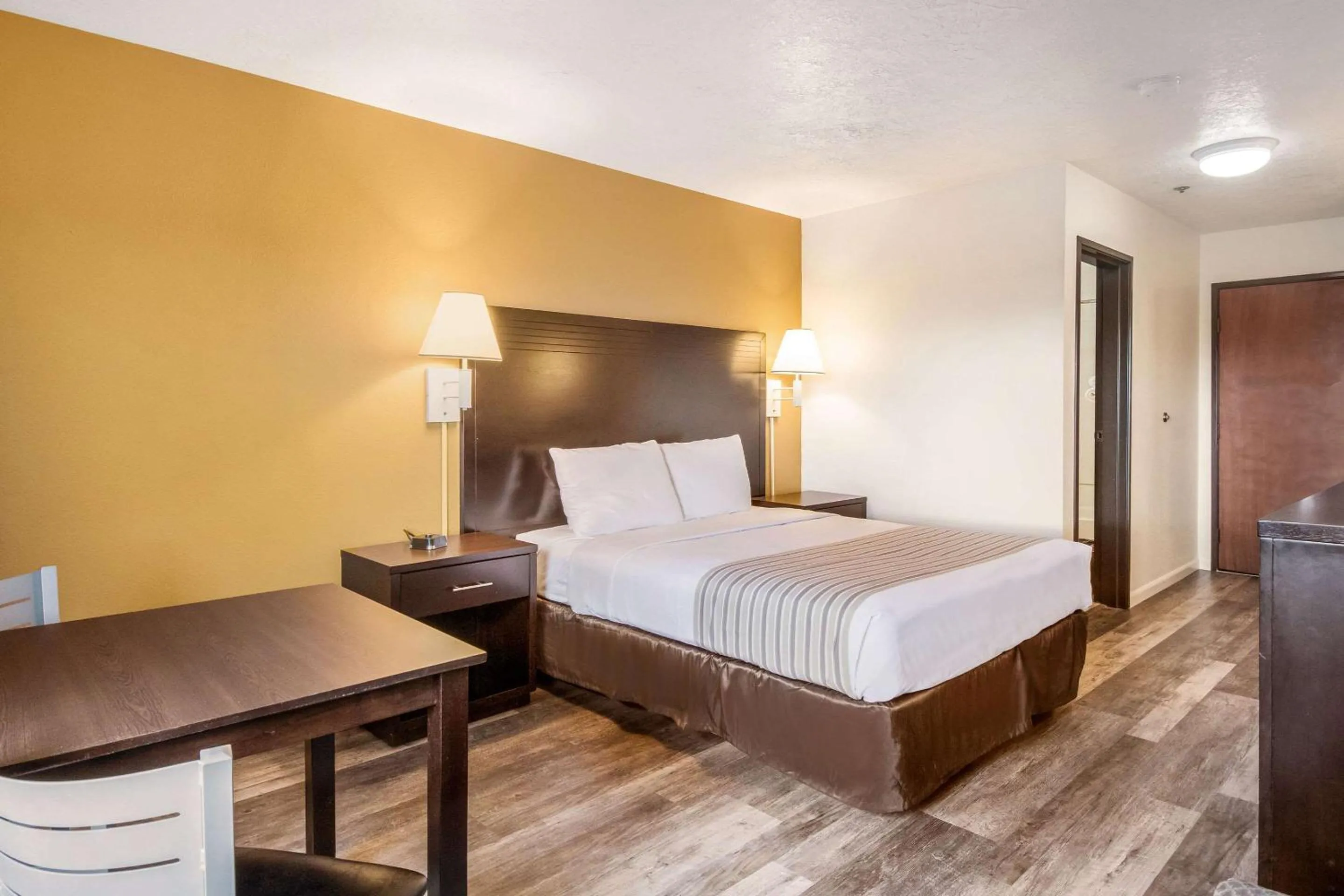 Photo of the whole room, Bed in Econo Lodge Corvallis Near University