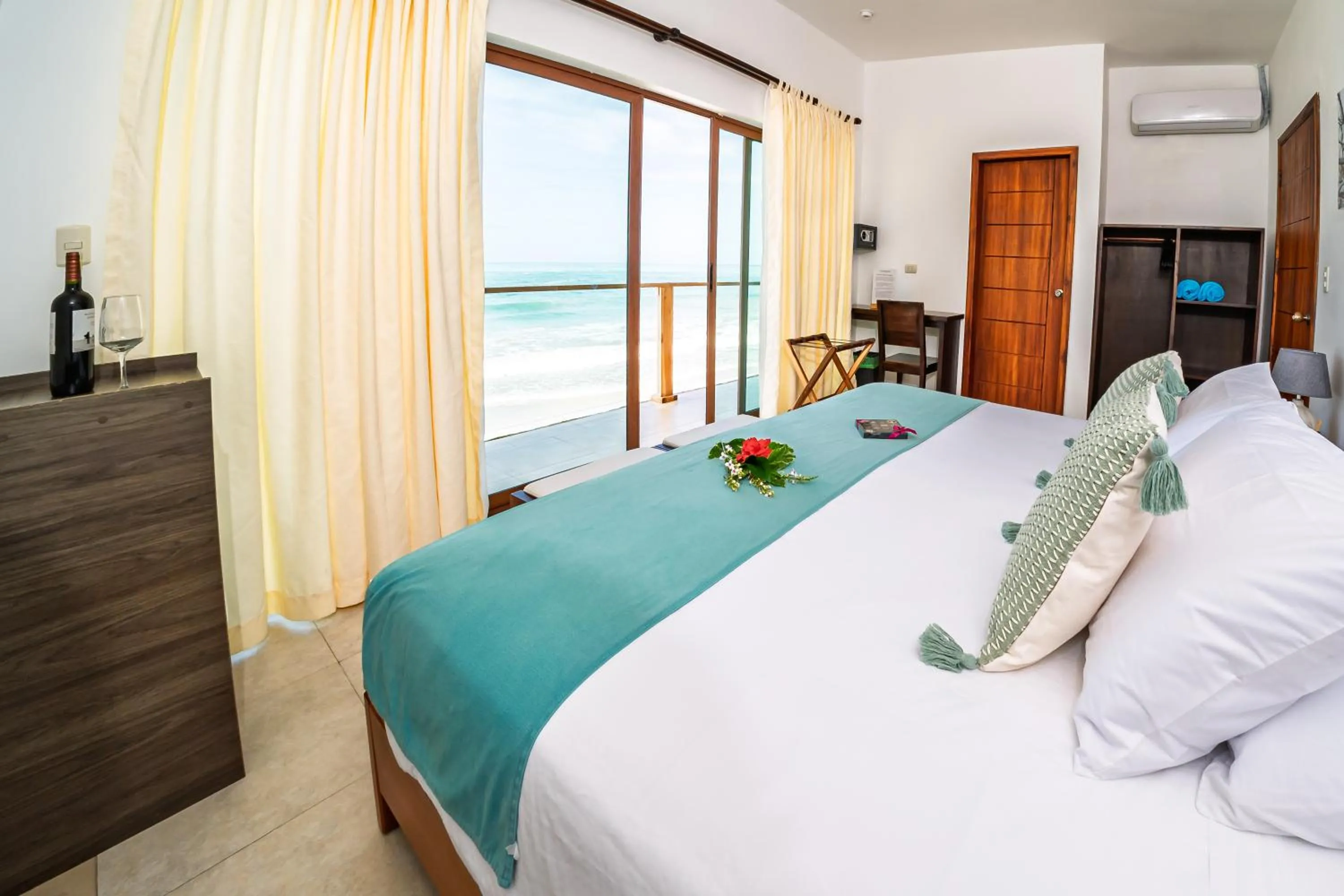 Balcony/Terrace, Bed in Cormorant Beach House