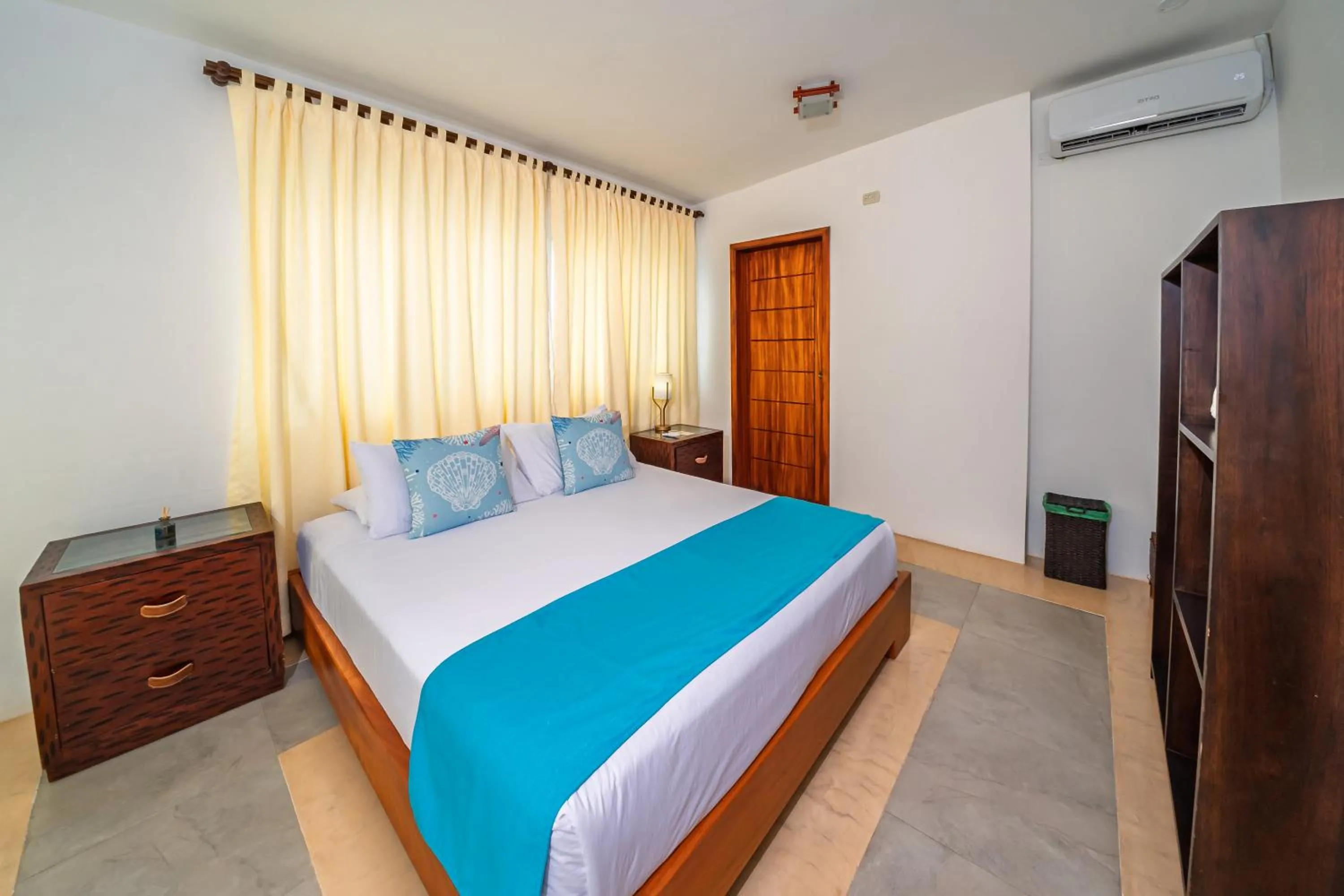 Photo of the whole room, Bed in Cormorant Beach House