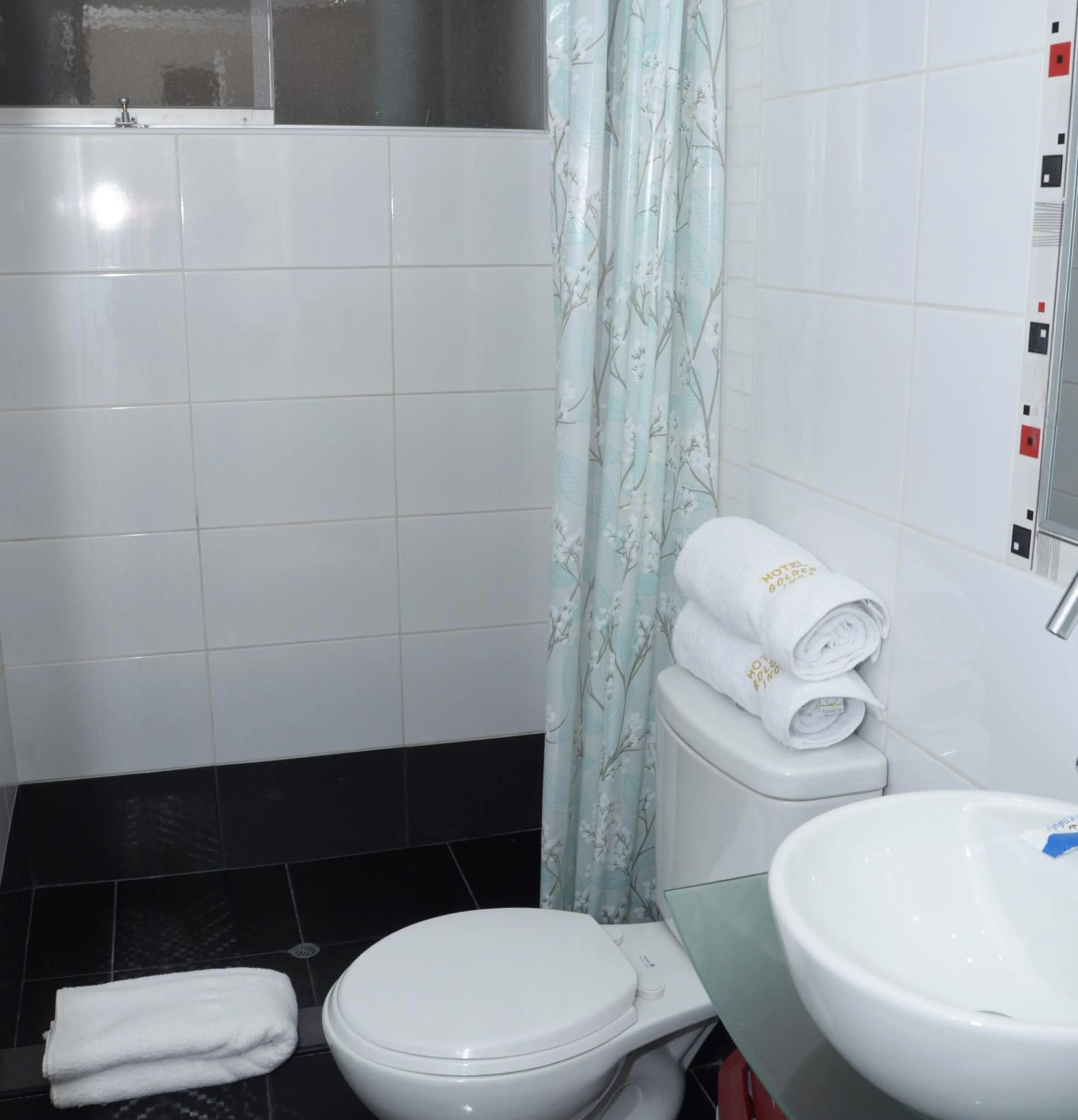 Bathroom in Golden Inca Hotel