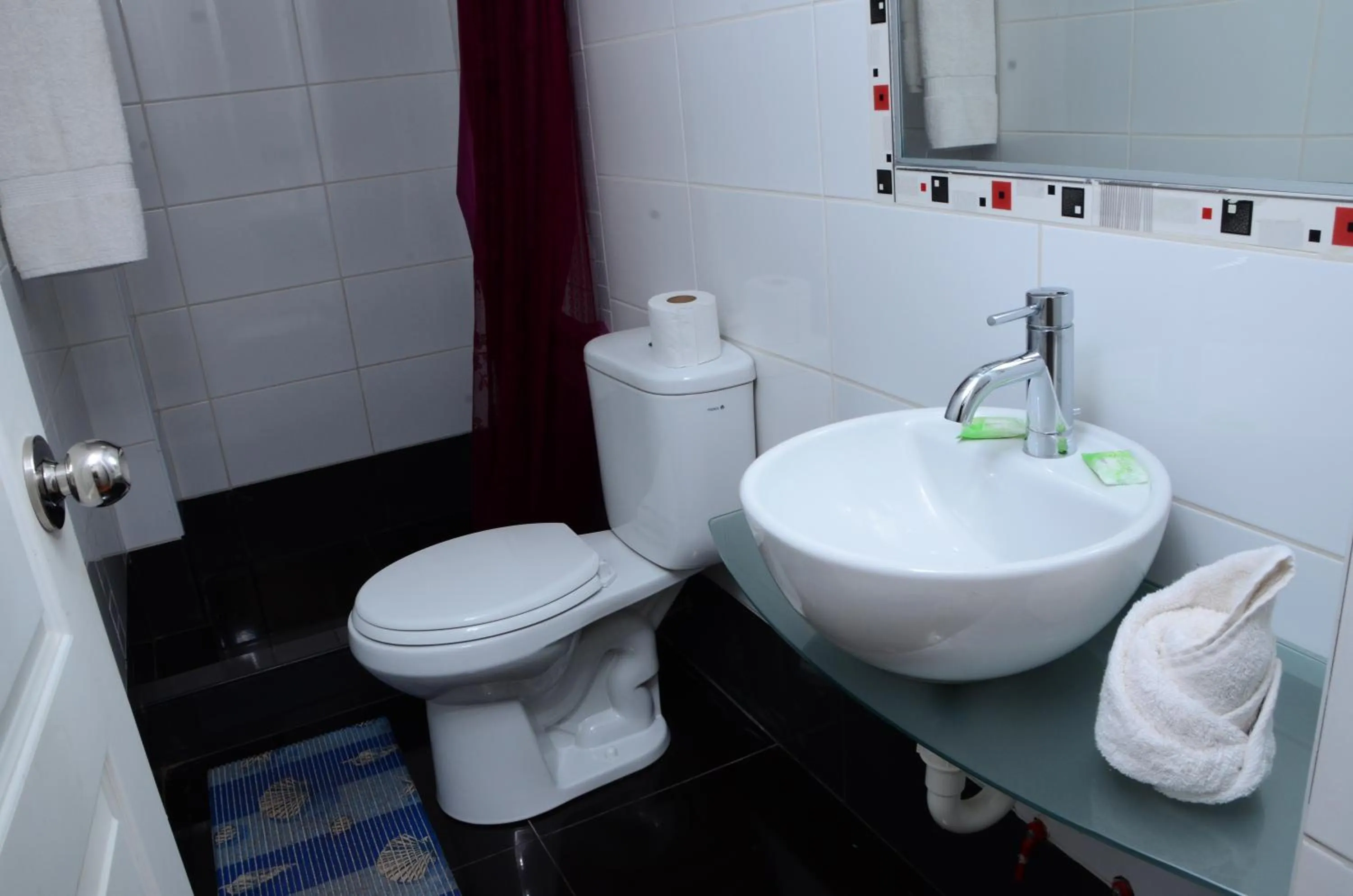 Bathroom in Golden Inca Hotel