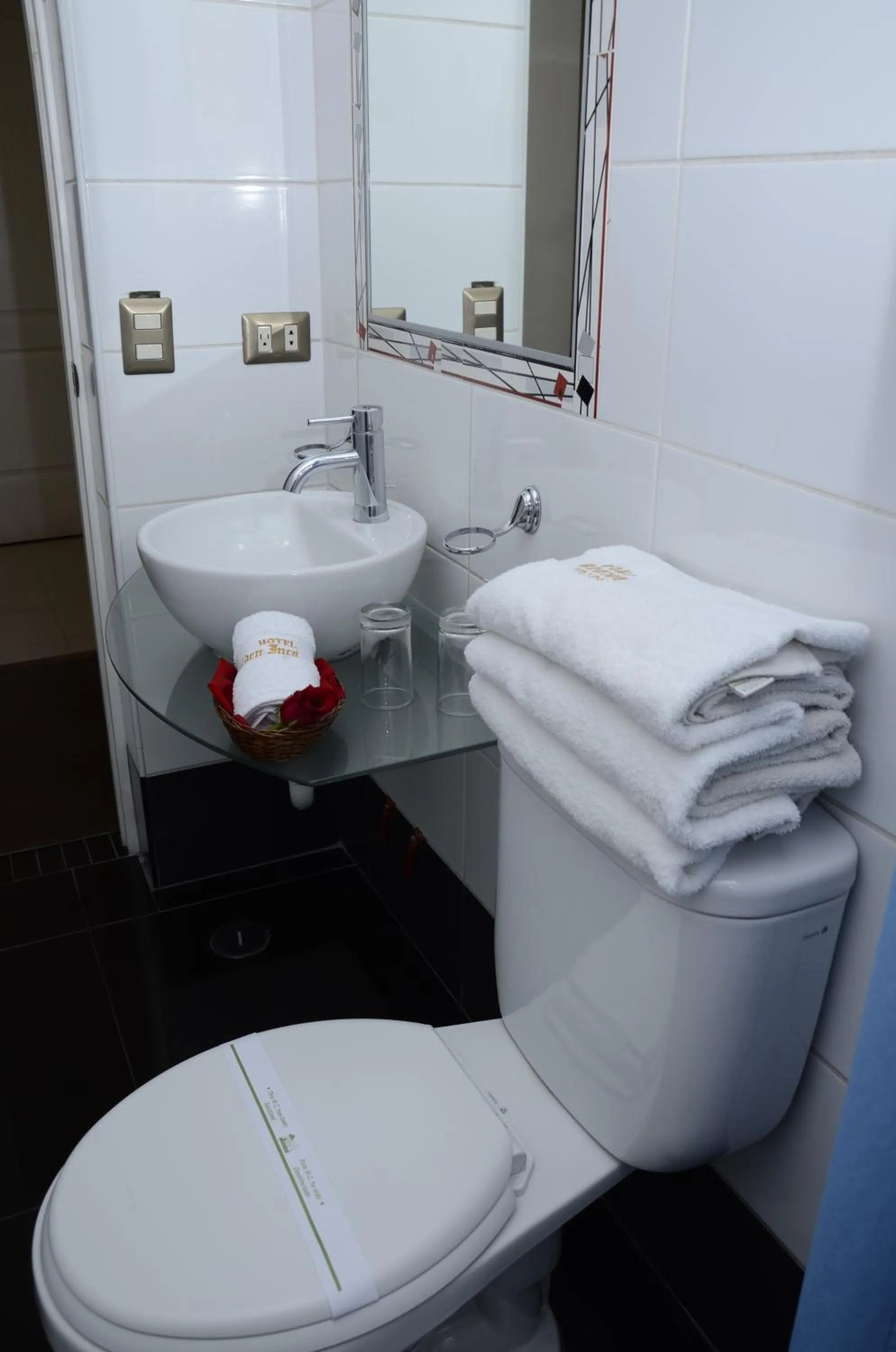 Bathroom in Golden Inca Hotel