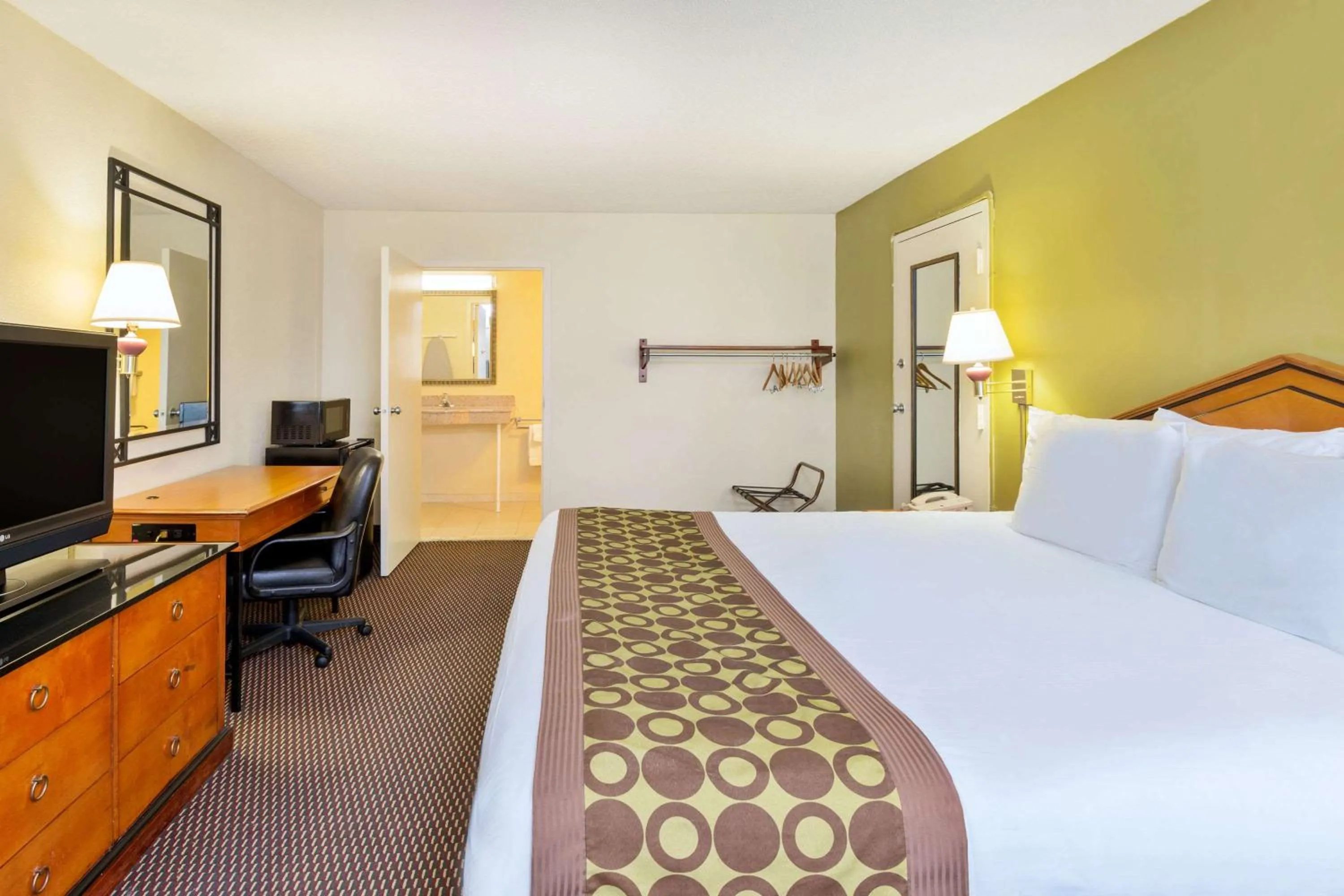 Photo of the whole room in Ramada by Wyndham Pikesville/Baltimore North