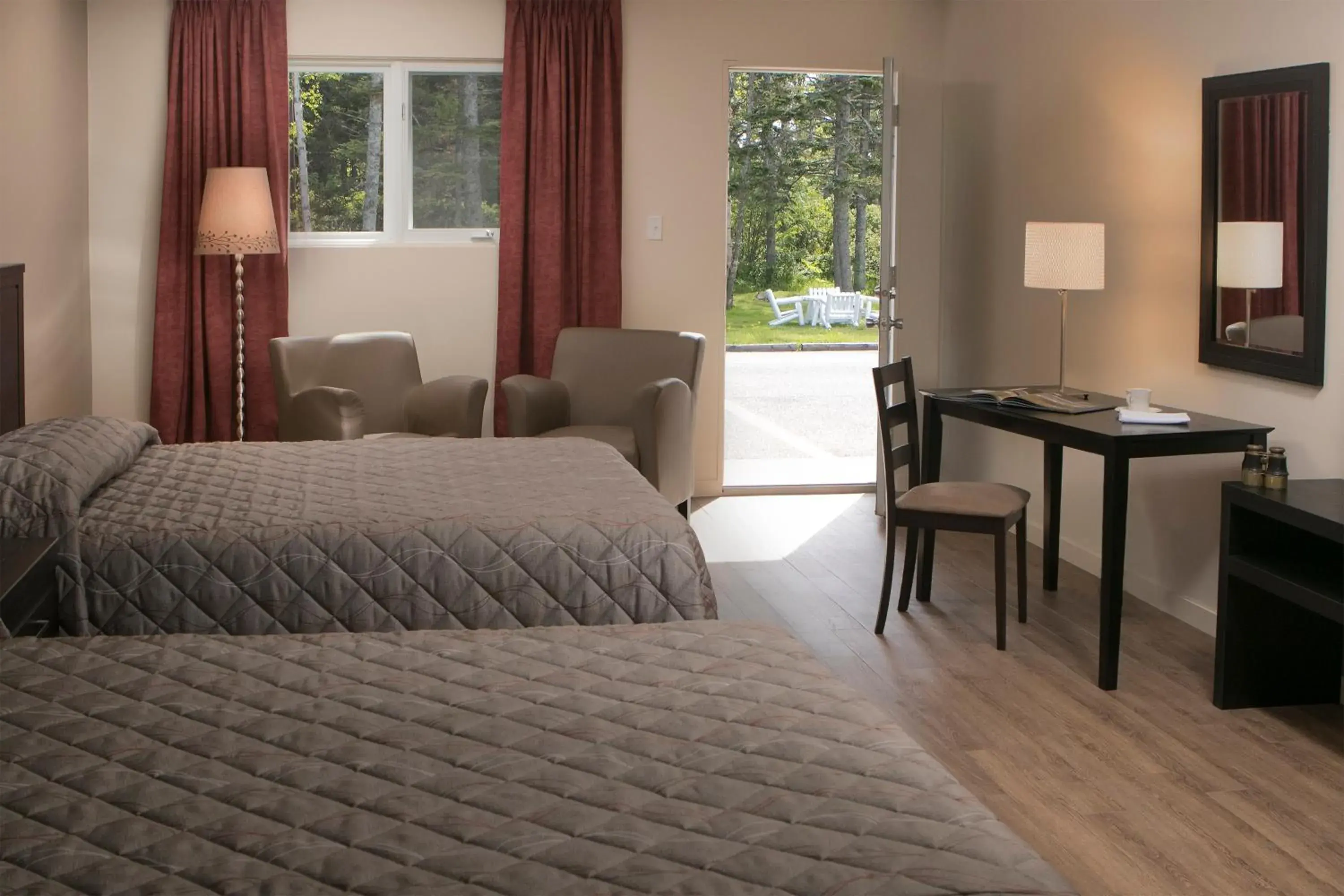 Queen Room with Two Queen Beds - Garden View in Hotel Motel Belle Plage Queen Room with Two Queen Beds - Garden View in Hotel Motel Belle Plage