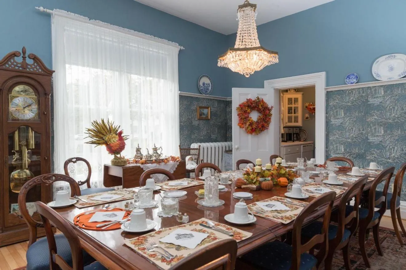 Restaurant/places to eat in Fitzroy Hall