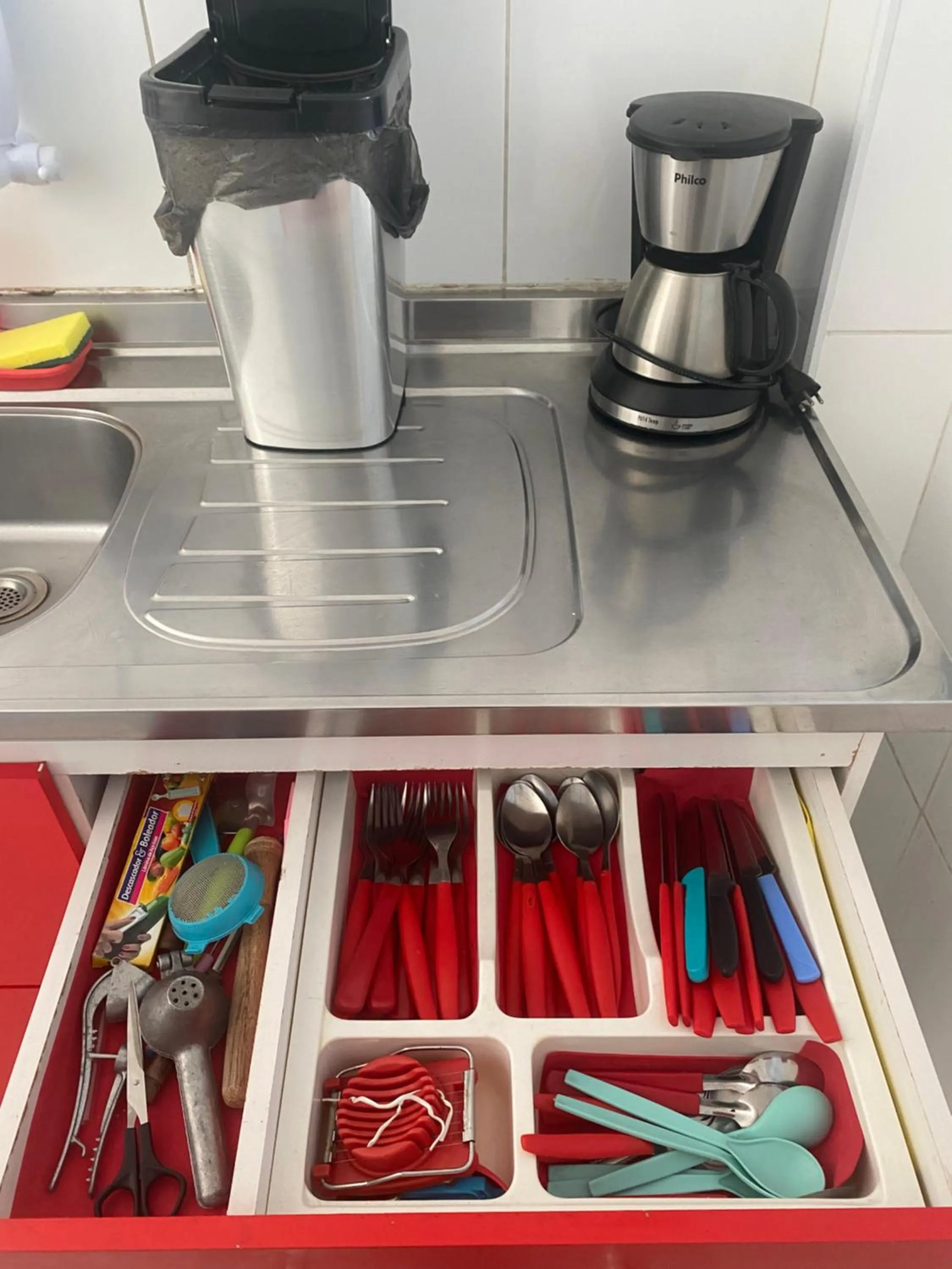 Em 5 minutos a pé tá na praia e no Shopping Praiamar Corporate, 2 quartos com ar condicionado, 2 banheiros, portaria 24 horas, elevador, 1 vaga carro gratuita, wi-fi, pets ok, enxoval, horário flexível!