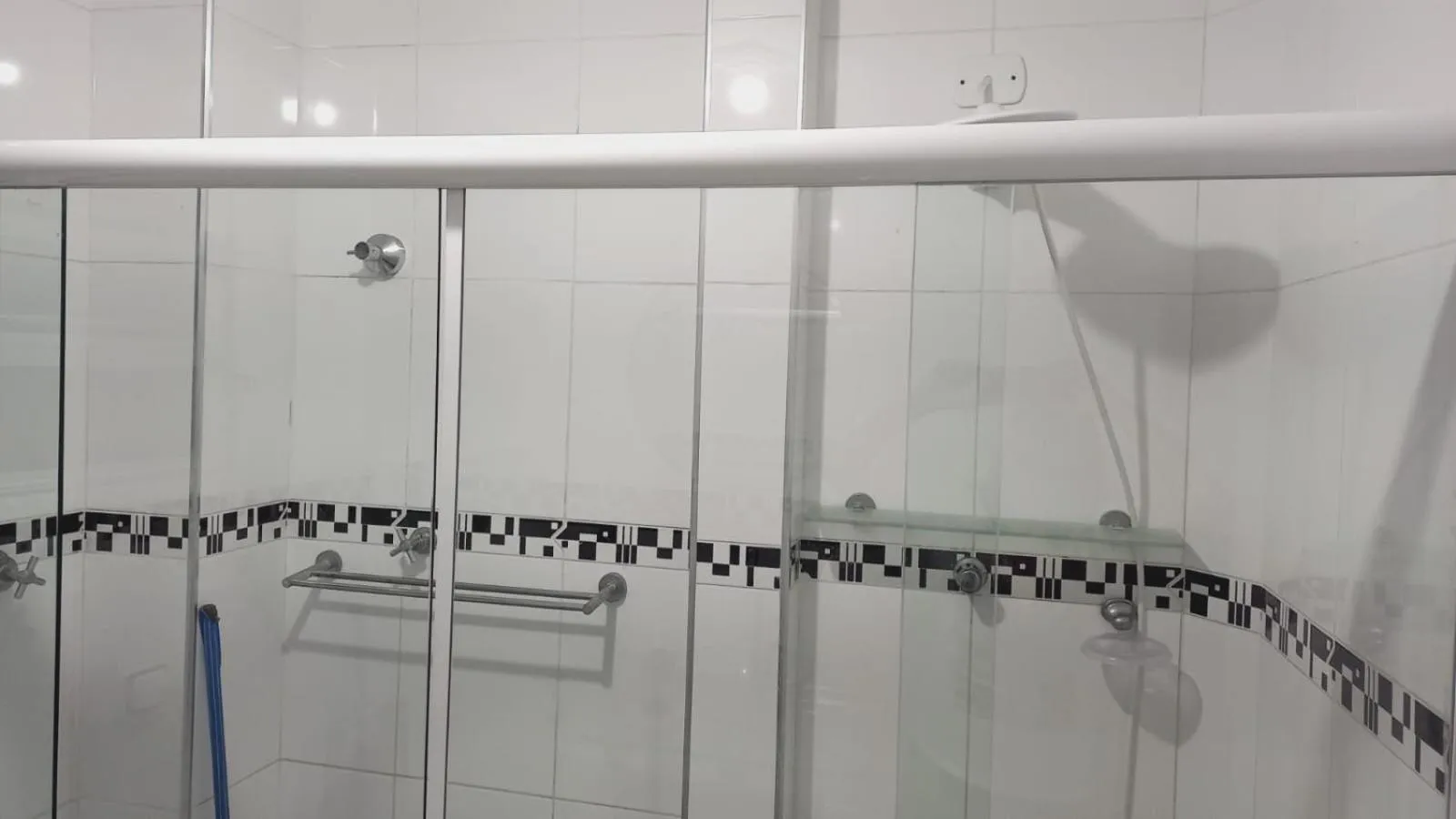 Bathroom in Em 5 minutos a pé tá na praia e no Shopping Praiamar Corporate, 2 quartos com ar condicionado, 2 banheiros, portaria 24 horas, elevador, 1 vaga carro gratuita, wi-fi, pets ok, enxoval, horário flexível!