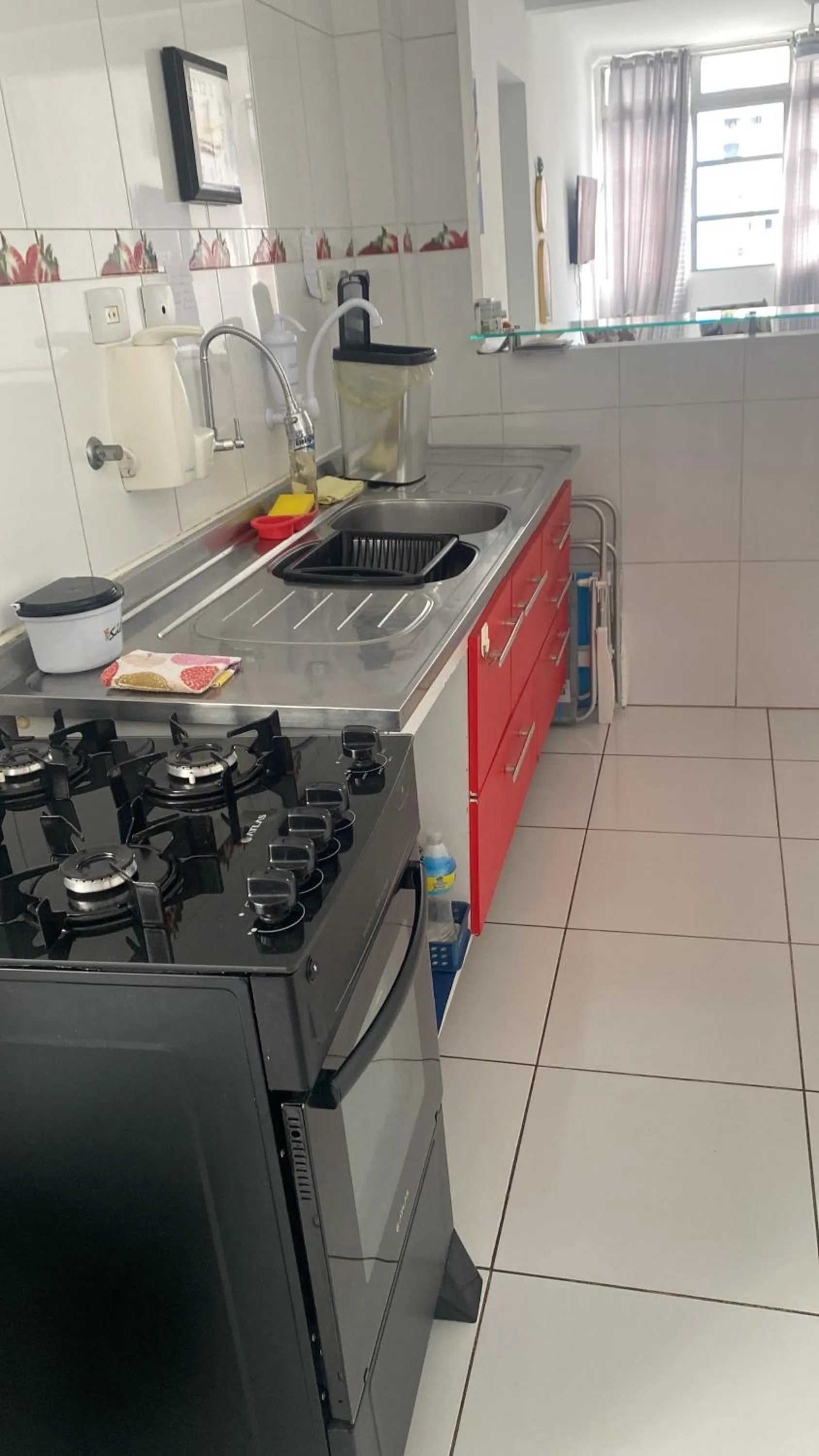 Em 5 minutos a pé tá na praia e no Shopping Praiamar Corporate, 2 quartos com ar condicionado, 2 banheiros, portaria 24 horas, elevador, 1 vaga carro gratuita, wi-fi, pets ok, enxoval, horário flexível!