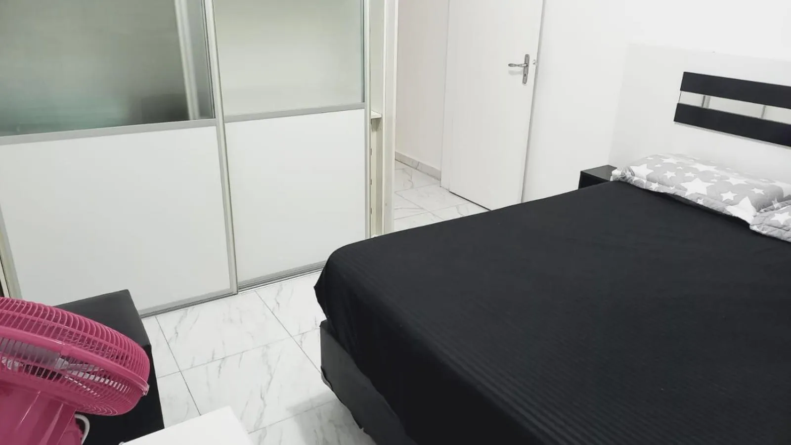 Bedroom, Bed in Em 5 minutos a pé tá na praia e no Shopping Praiamar Corporate, 2 quartos com ar condicionado, 2 banheiros, portaria 24 horas, elevador, 1 vaga carro gratuita, wi-fi, pets ok, enxoval, horário flexível!