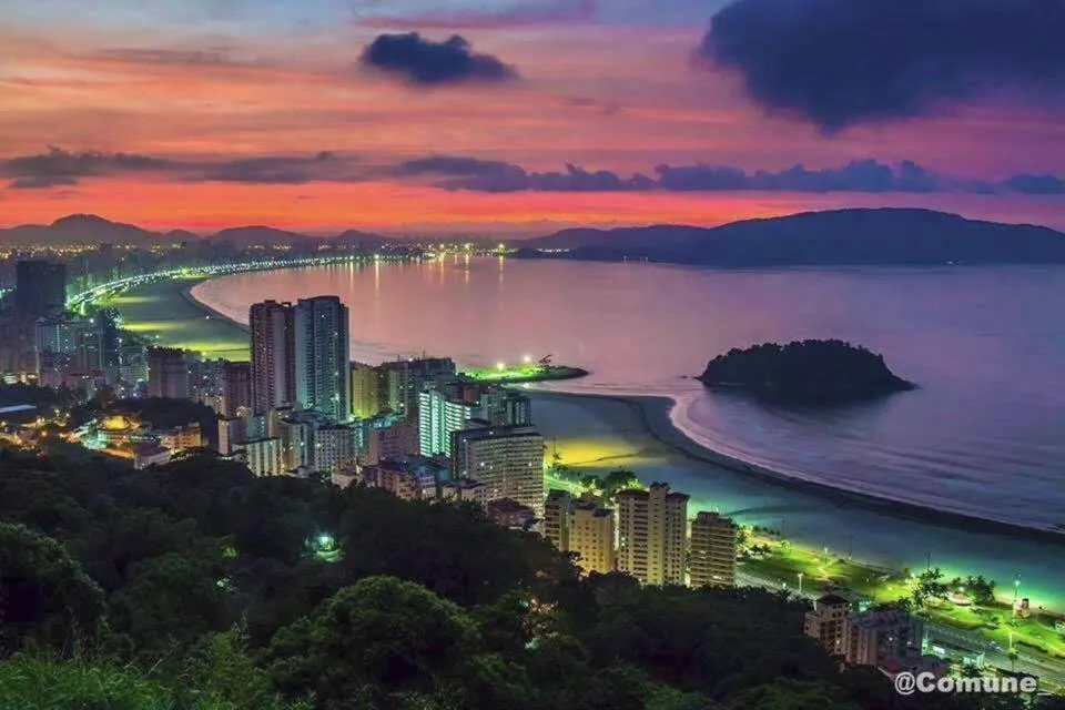 Bird's eye view in Em 5 minutos a pé tá na praia e no Shopping Praiamar Corporate, 2 quartos com ar condicionado, 2 banheiros, portaria 24 horas, elevador, 1 vaga carro gratuita, wi-fi, pets ok, enxoval, horário flexível!