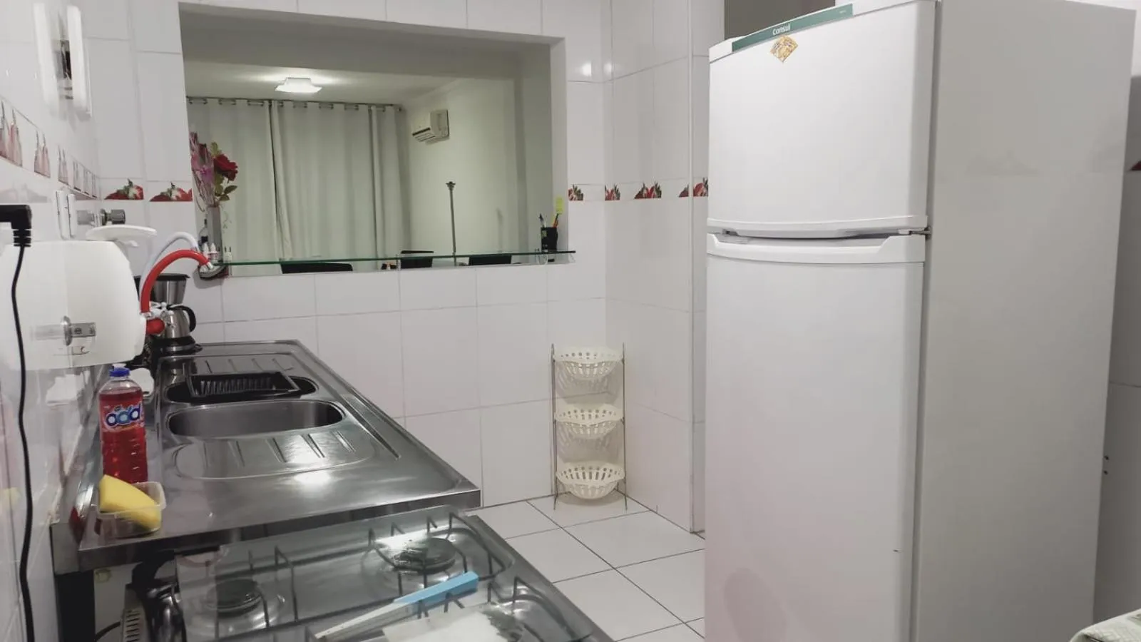 kitchen in Em 5 minutos a pé tá na praia e no Shopping Praiamar Corporate, 2 quartos com ar condicionado, 2 banheiros, portaria 24 horas, elevador, 1 vaga carro gratuita, wi-fi, pets ok, enxoval, horário flexível!