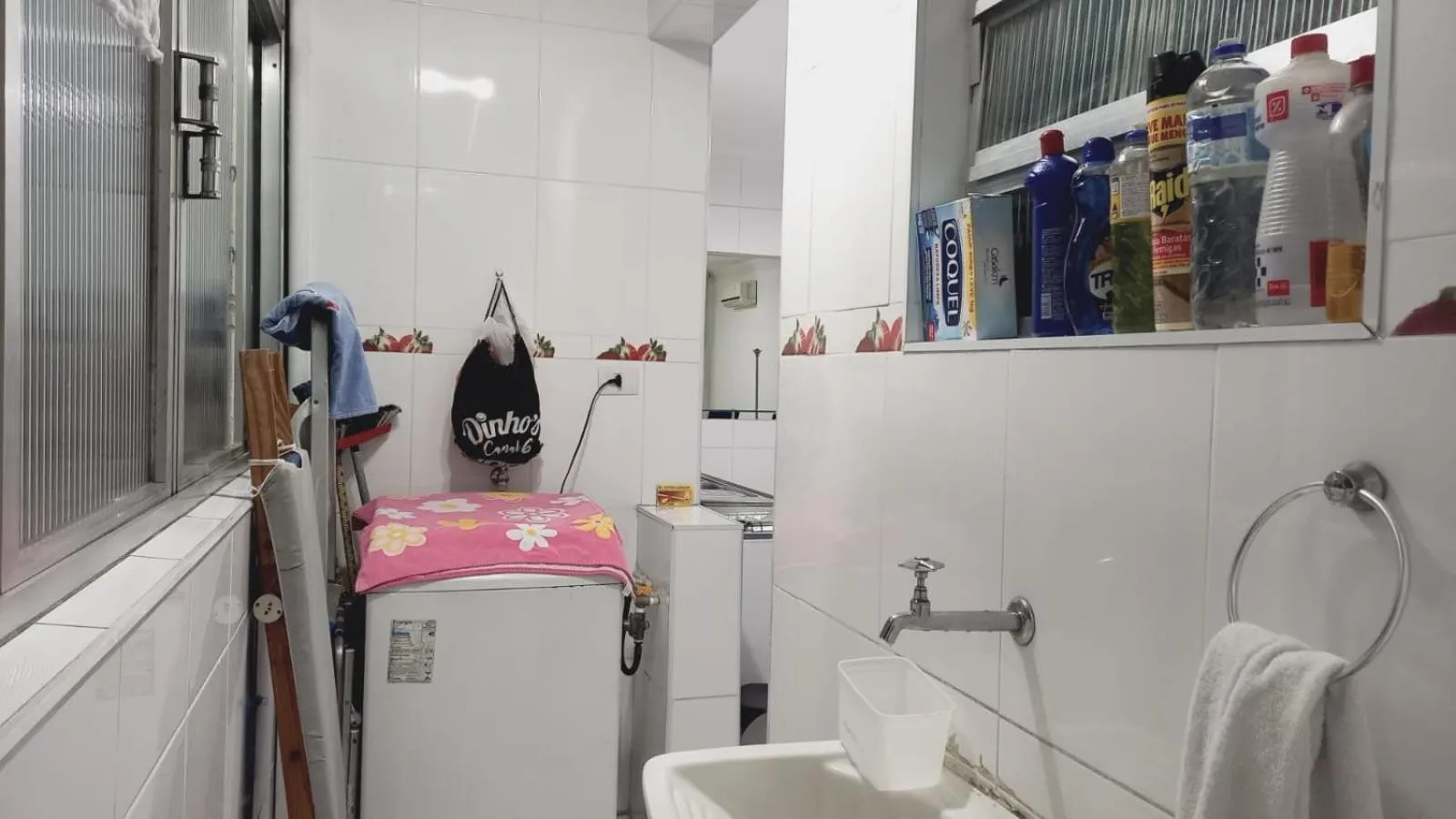 laundry in Em 5 minutos a pé tá na praia e no Shopping Praiamar Corporate, 2 quartos com ar condicionado, 2 banheiros, portaria 24 horas, elevador, 1 vaga carro gratuita, wi-fi, pets ok, enxoval, horário flexível!