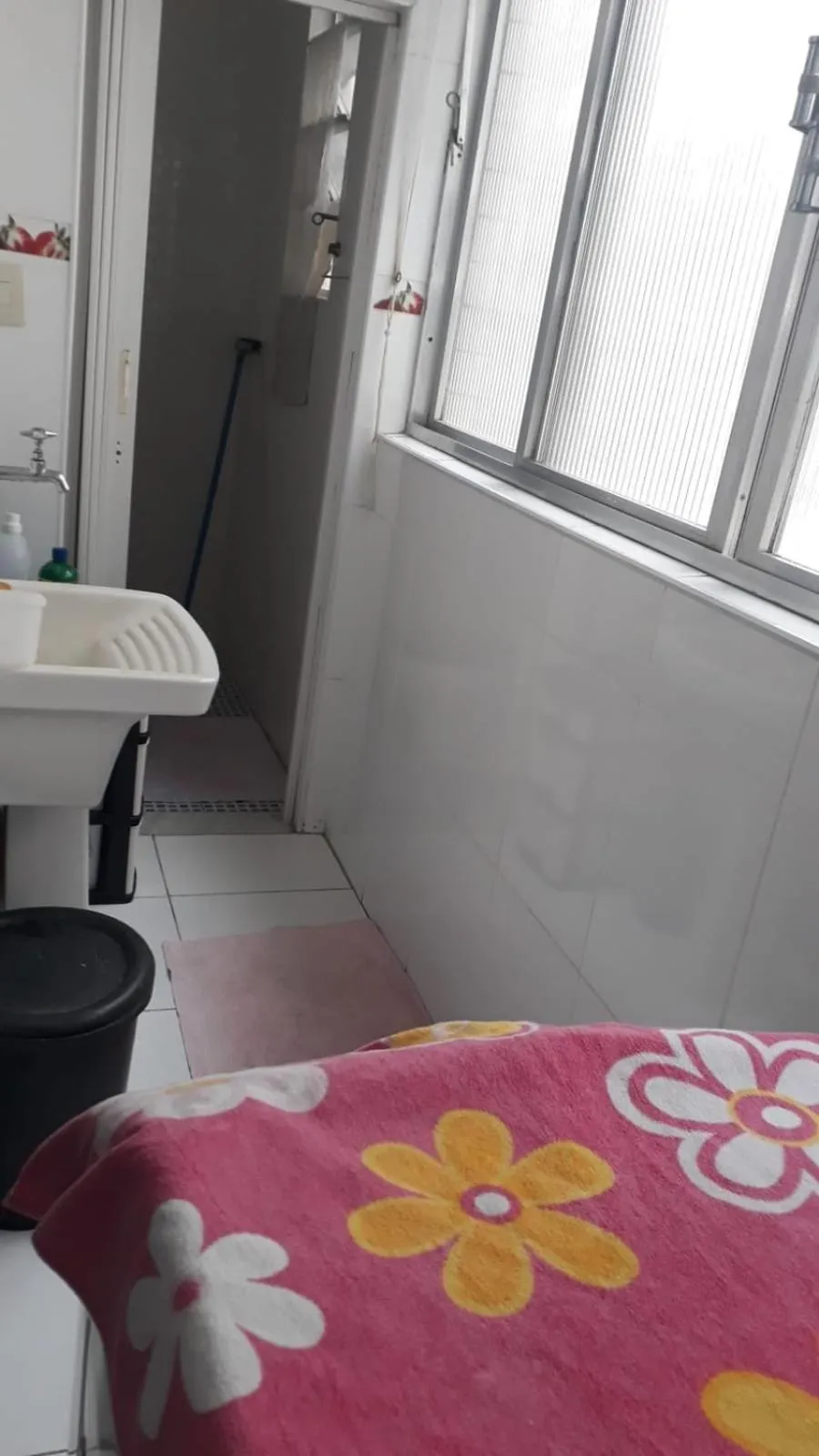 laundry, Bed in Em 5 minutos a pé tá na praia e no Shopping Praiamar Corporate, 2 quartos com ar condicionado, 2 banheiros, portaria 24 horas, elevador, 1 vaga carro gratuita, wi-fi, pets ok, enxoval, horário flexível!