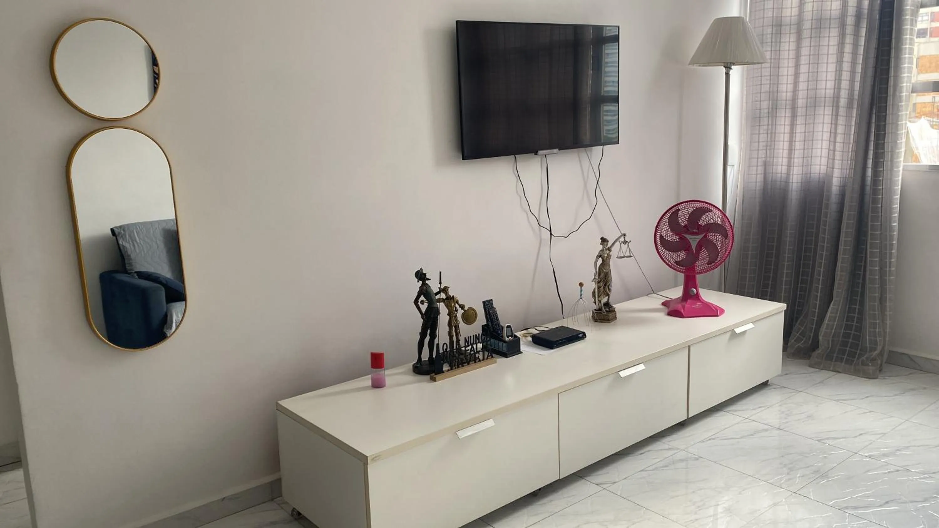 Em 5 minutos a pé tá na praia e no Shopping Praiamar Corporate, 2 quartos com ar condicionado, 2 banheiros, portaria 24 horas, elevador, 1 vaga carro gratuita, wi-fi, pets ok, enxoval, horário flexível!