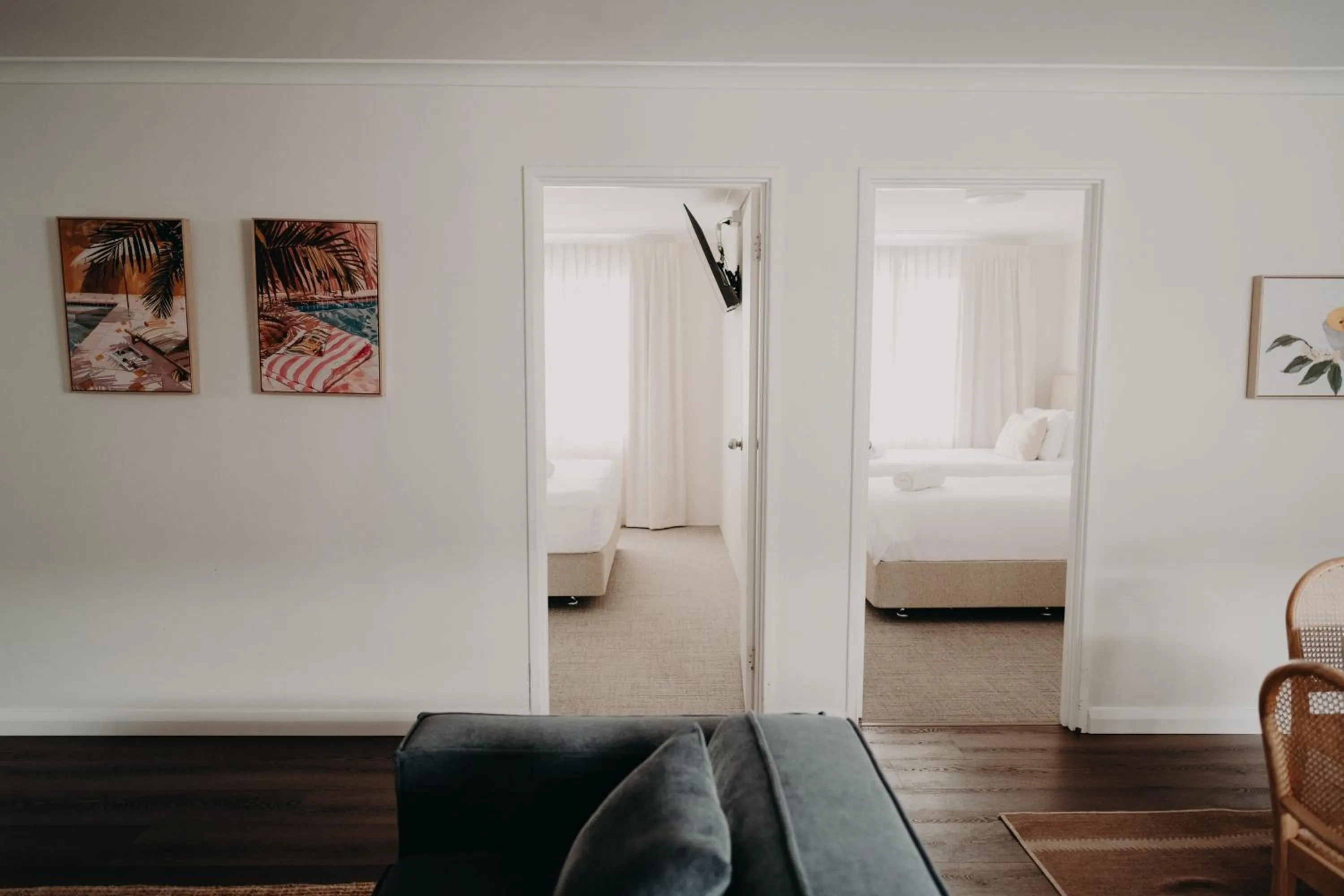 Living room, Bed in Albany Motel & Apartments