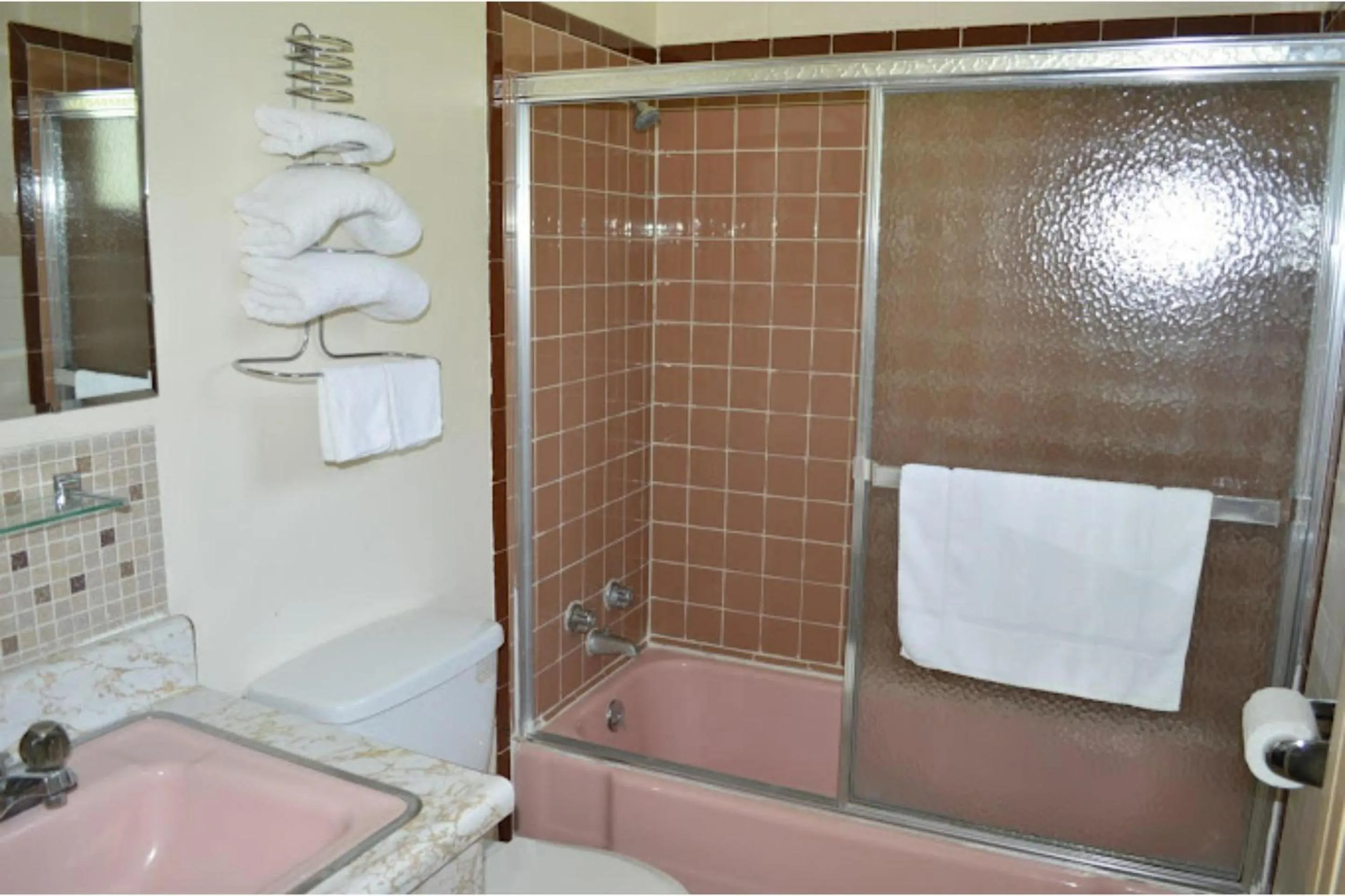 Bathroom in Capri Motel By OYO Elwood, Wathena