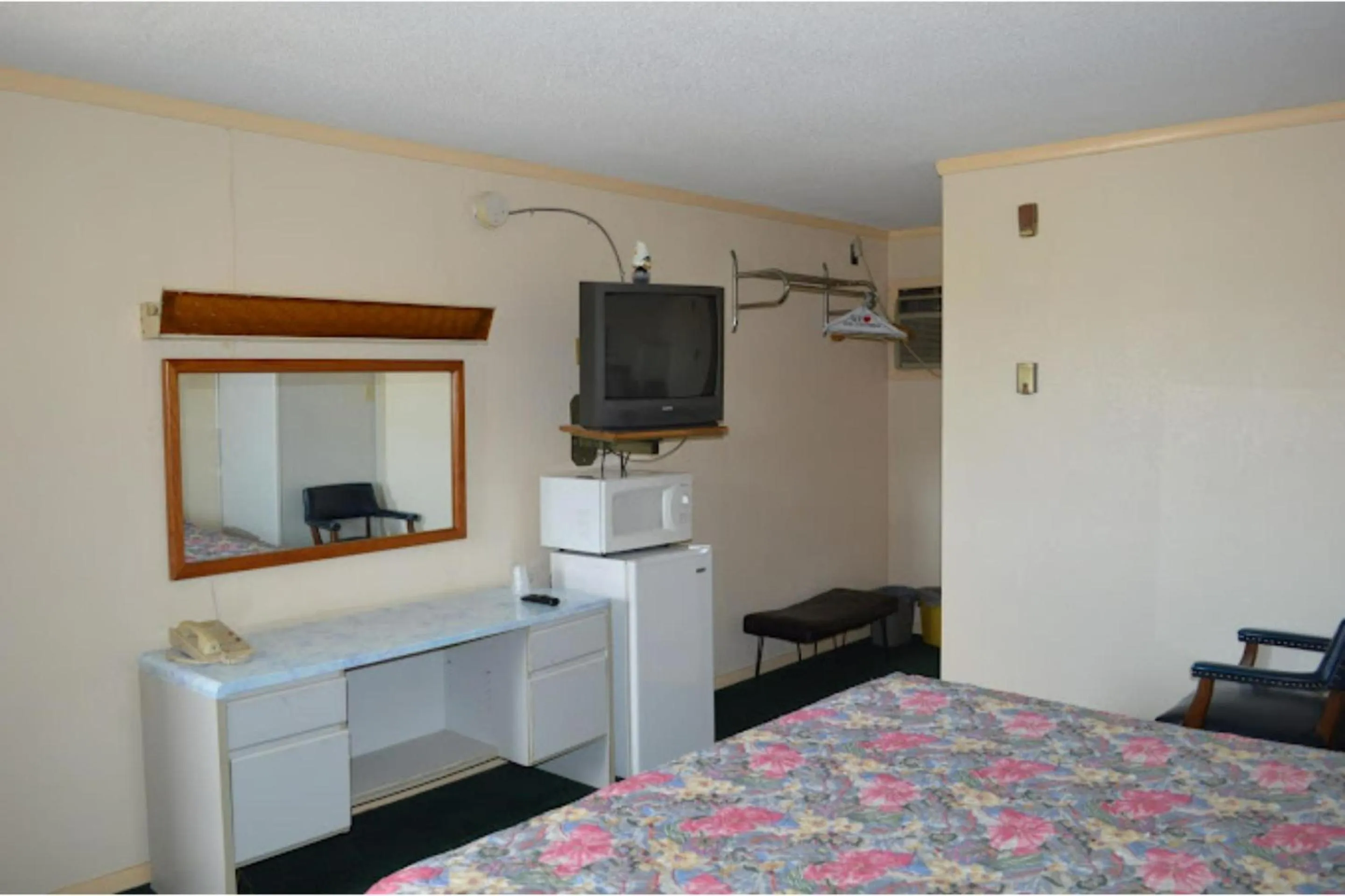 Bedroom in Capri Motel By OYO Elwood, Wathena