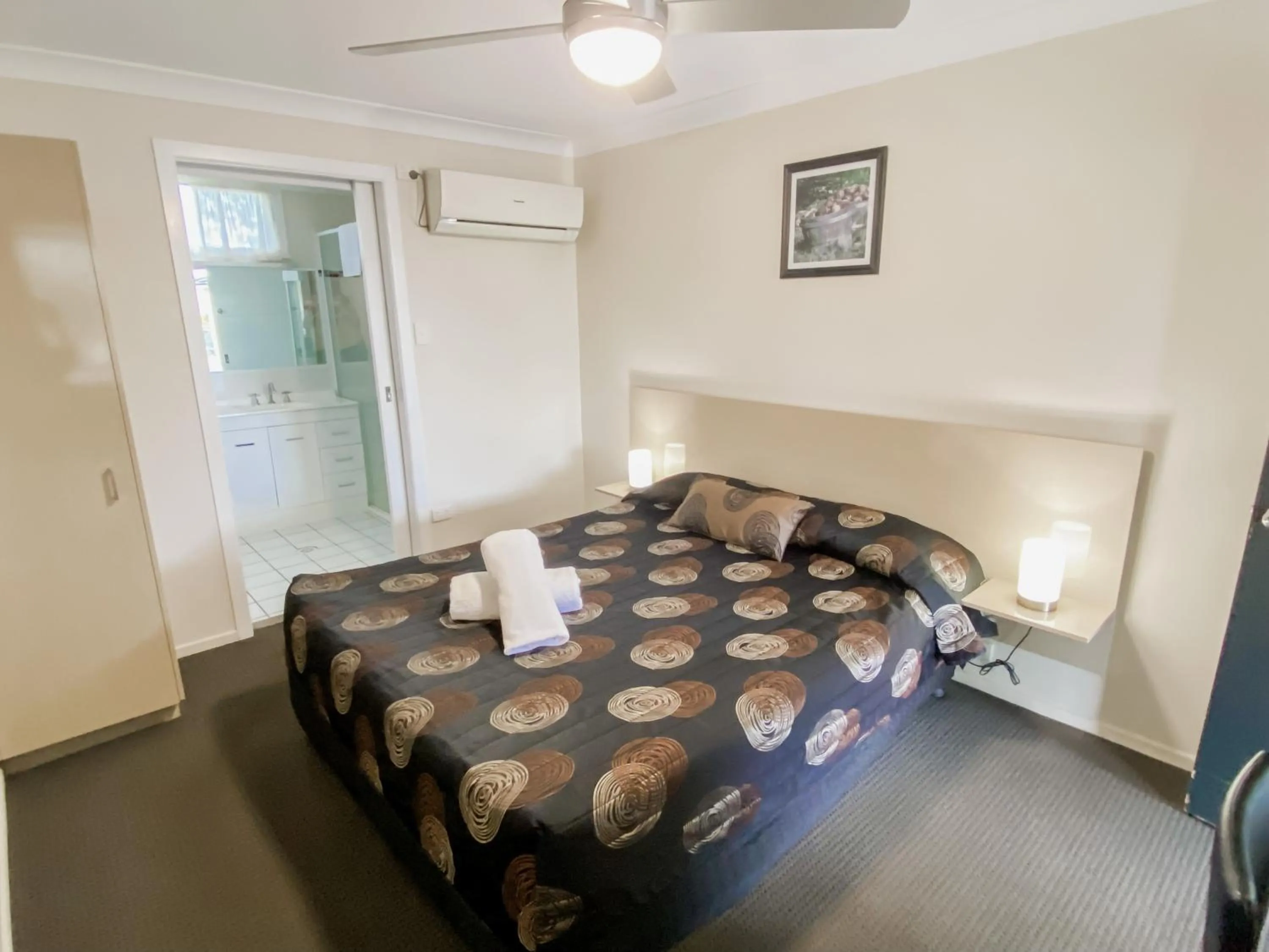 Bed in High Street Motor Inn