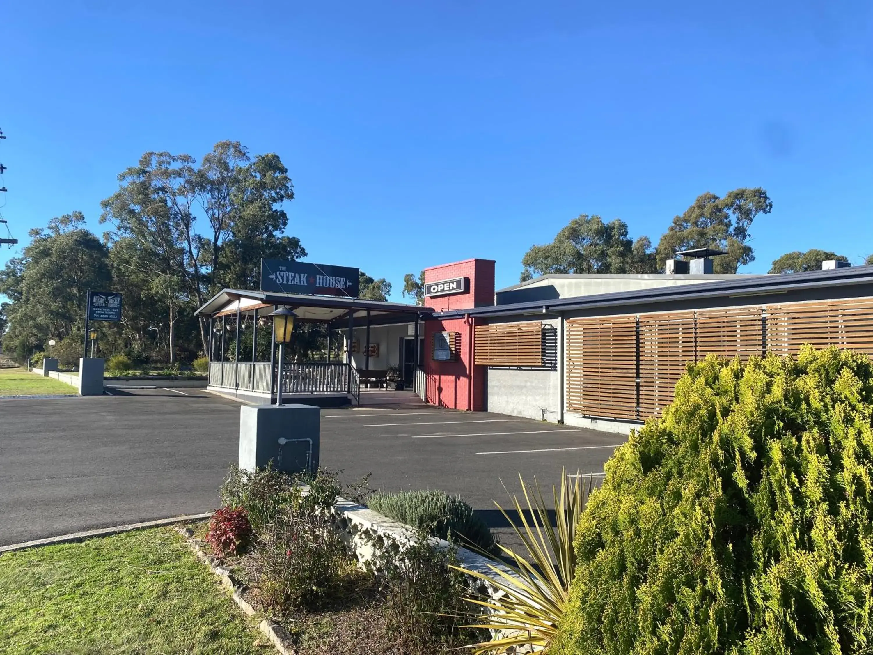 Deluxe Twin Room in High Street Motor Inn Deluxe Twin Room in High Street Motor Inn