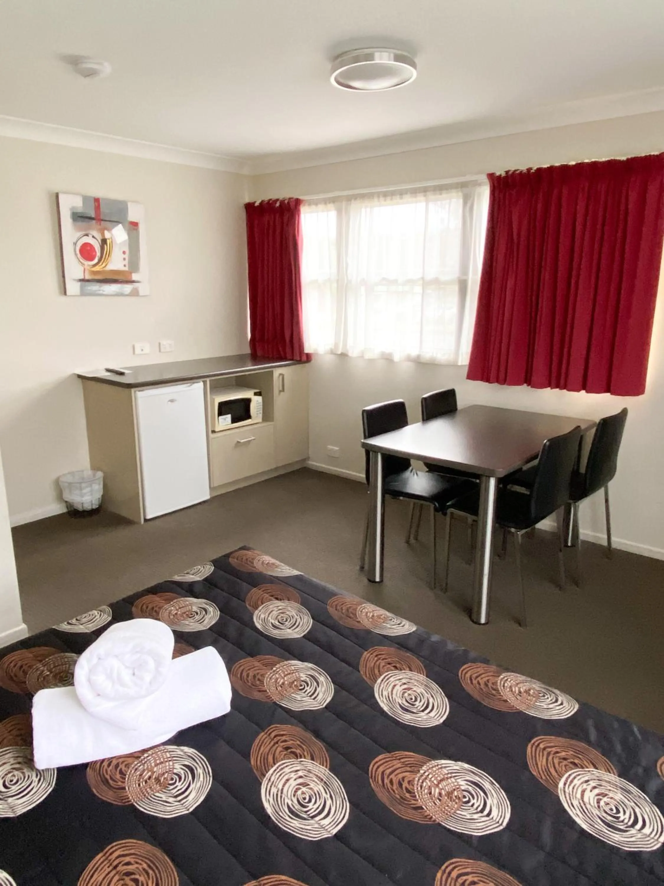 Bed in High Street Motor Inn