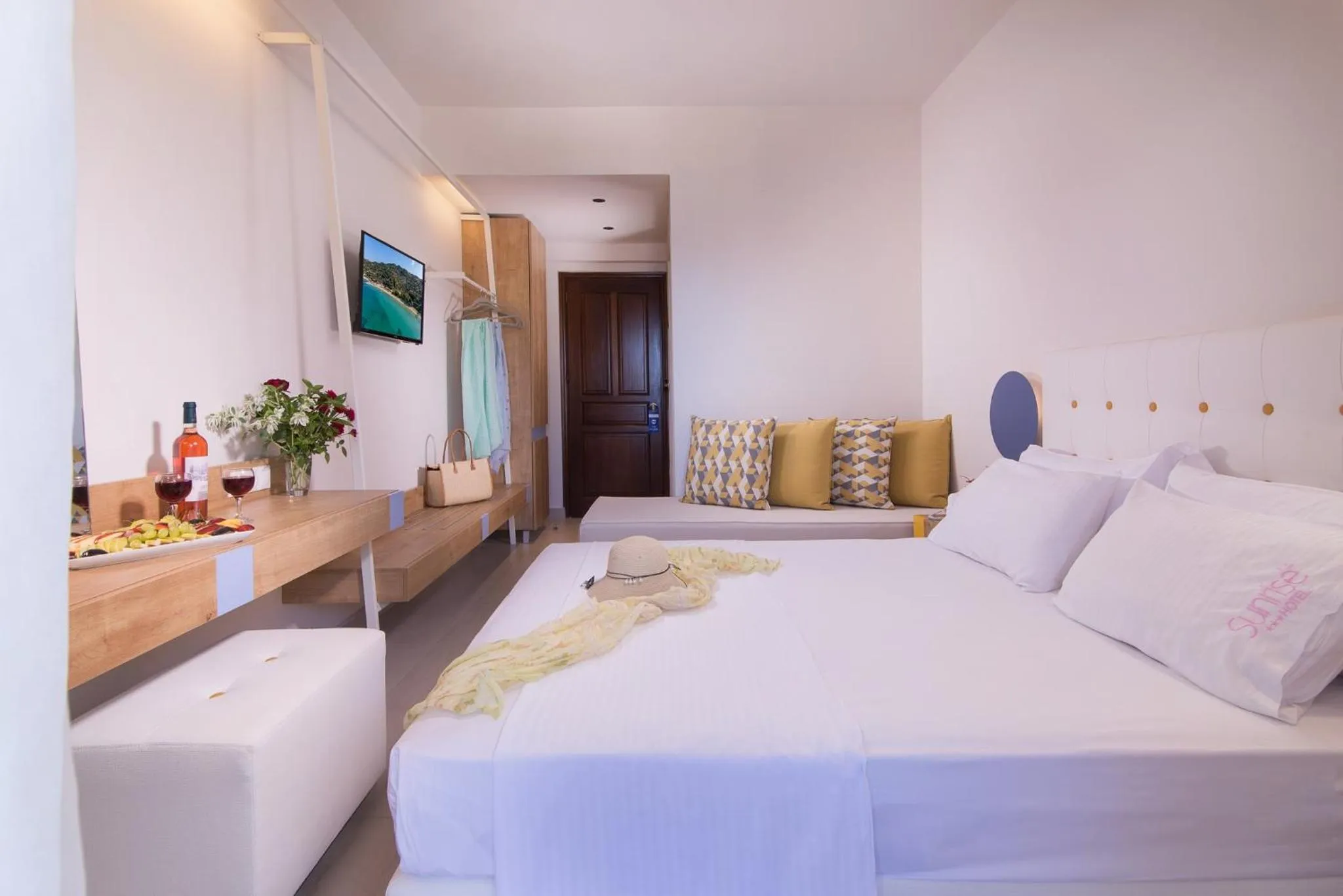 Bedroom, Bed in Sun Rise Hotel