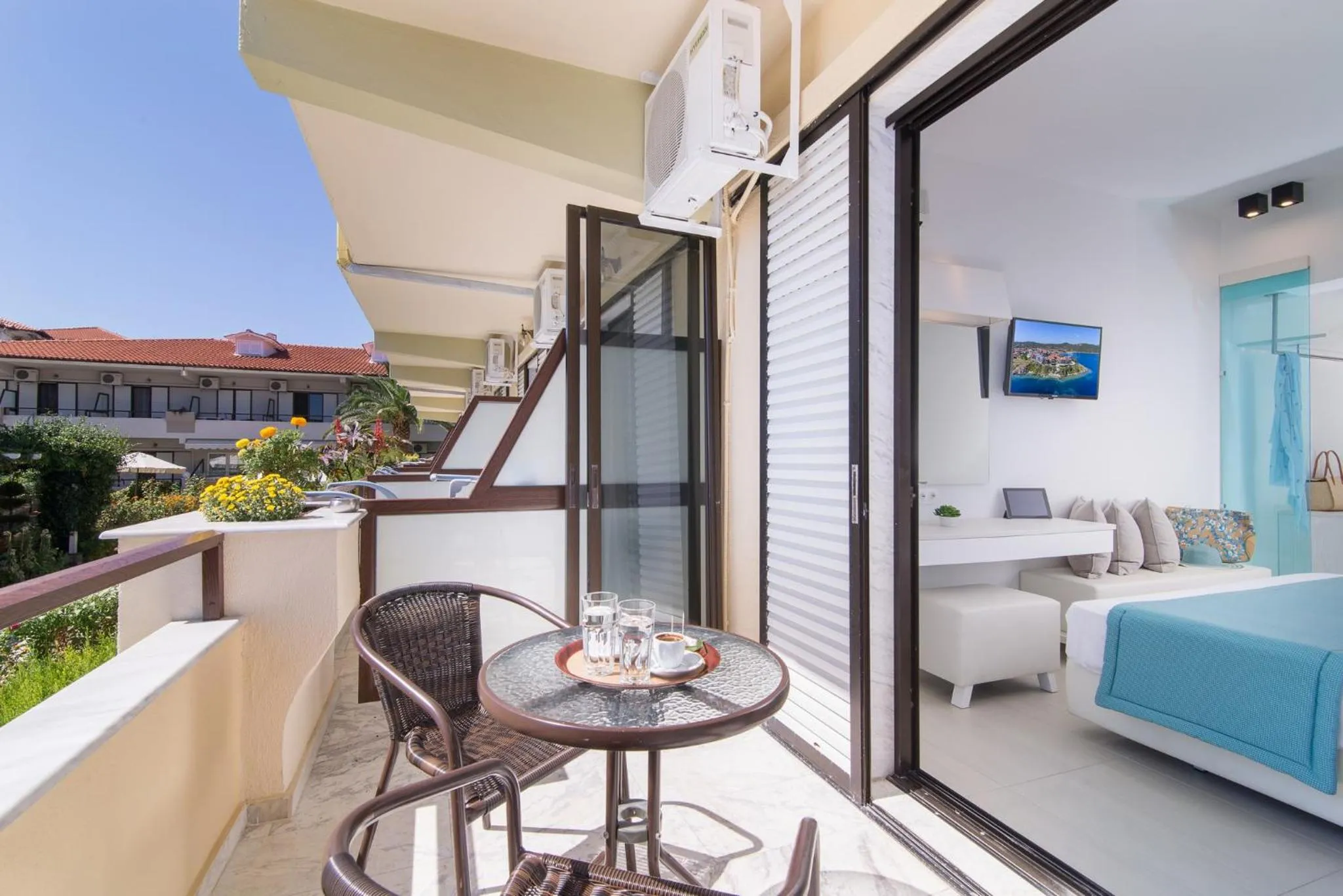 Balcony/Terrace, Bed in Sun Rise Hotel