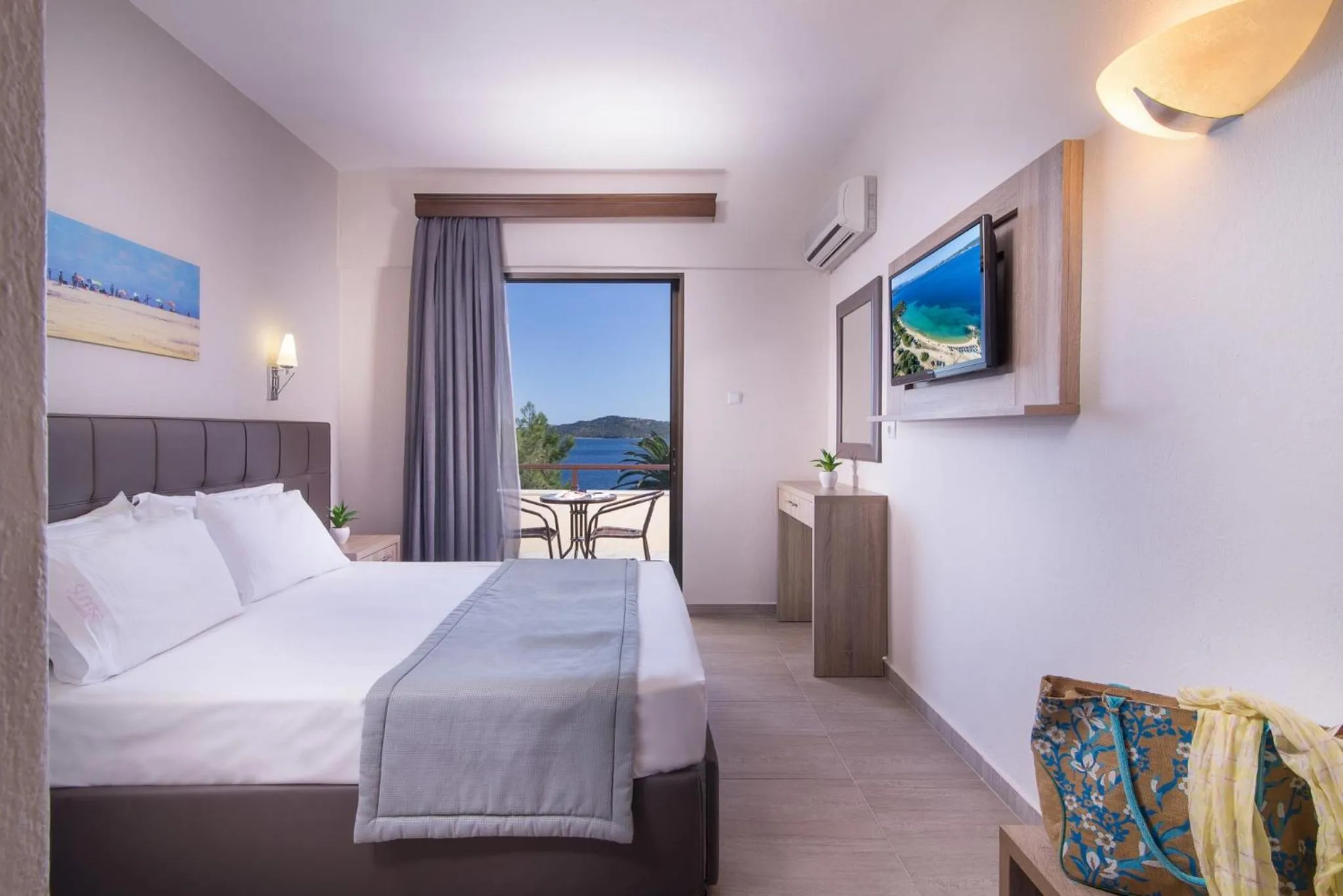 Bathroom, Bed in Sun Rise Hotel