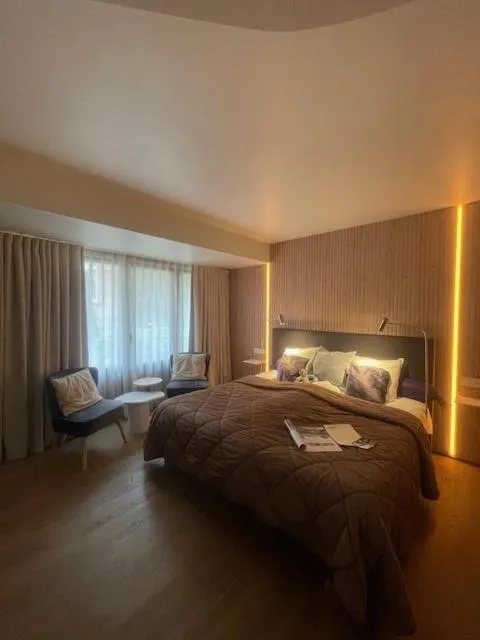 Bed in Charmehotel Manoir Ogygia