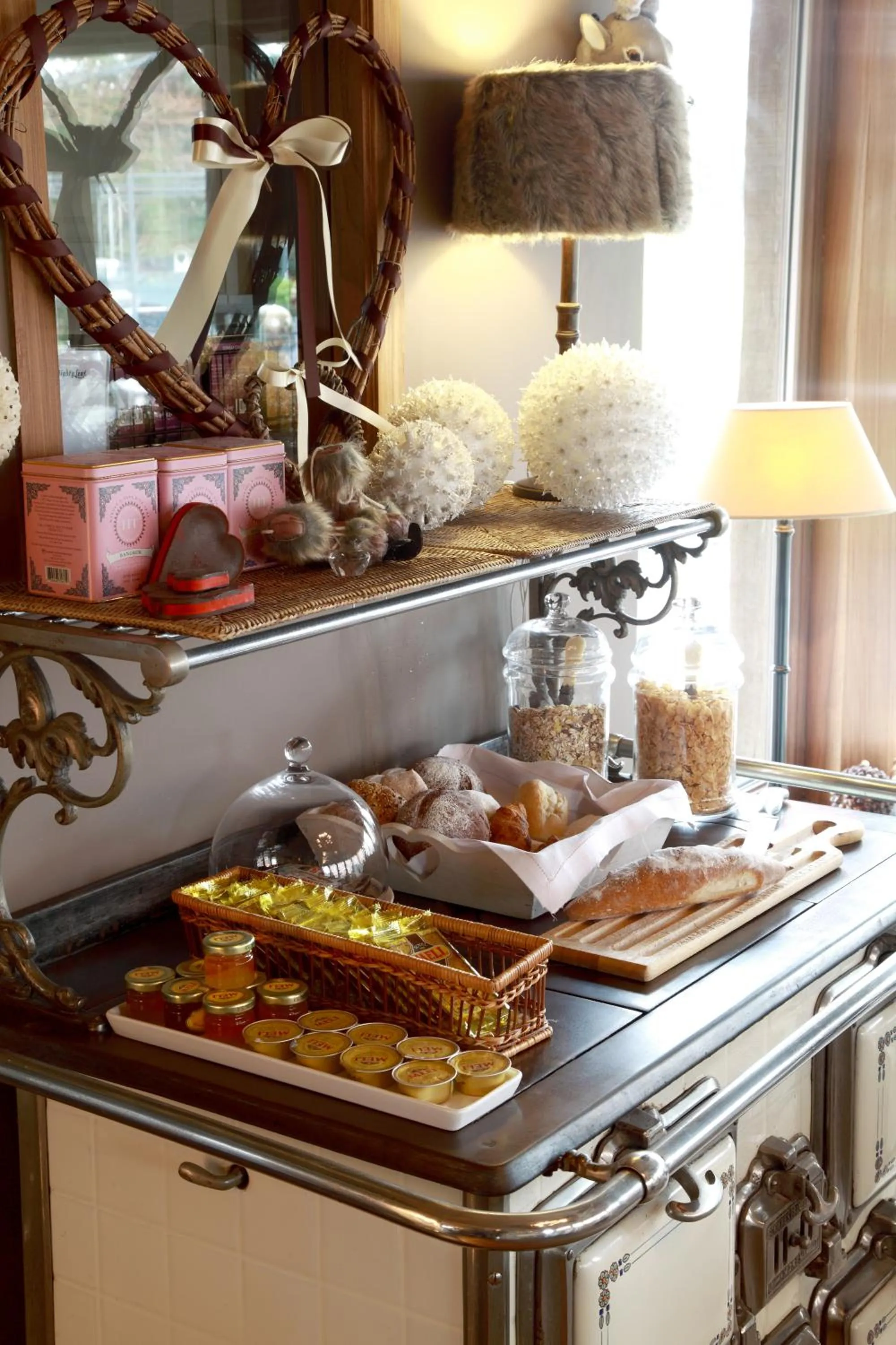 Buffet breakfast in Charmehotel Manoir Ogygia