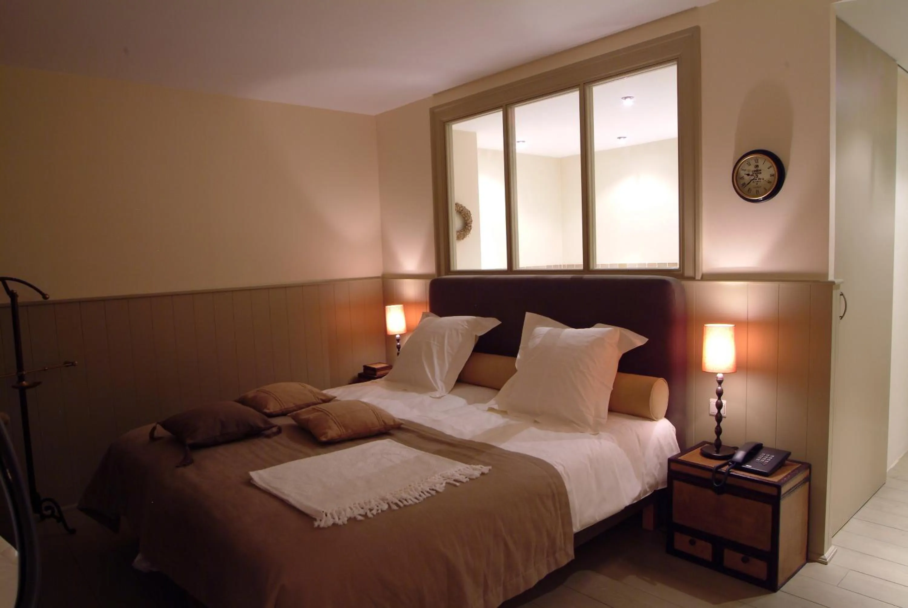 Bed in Charmehotel Manoir Ogygia