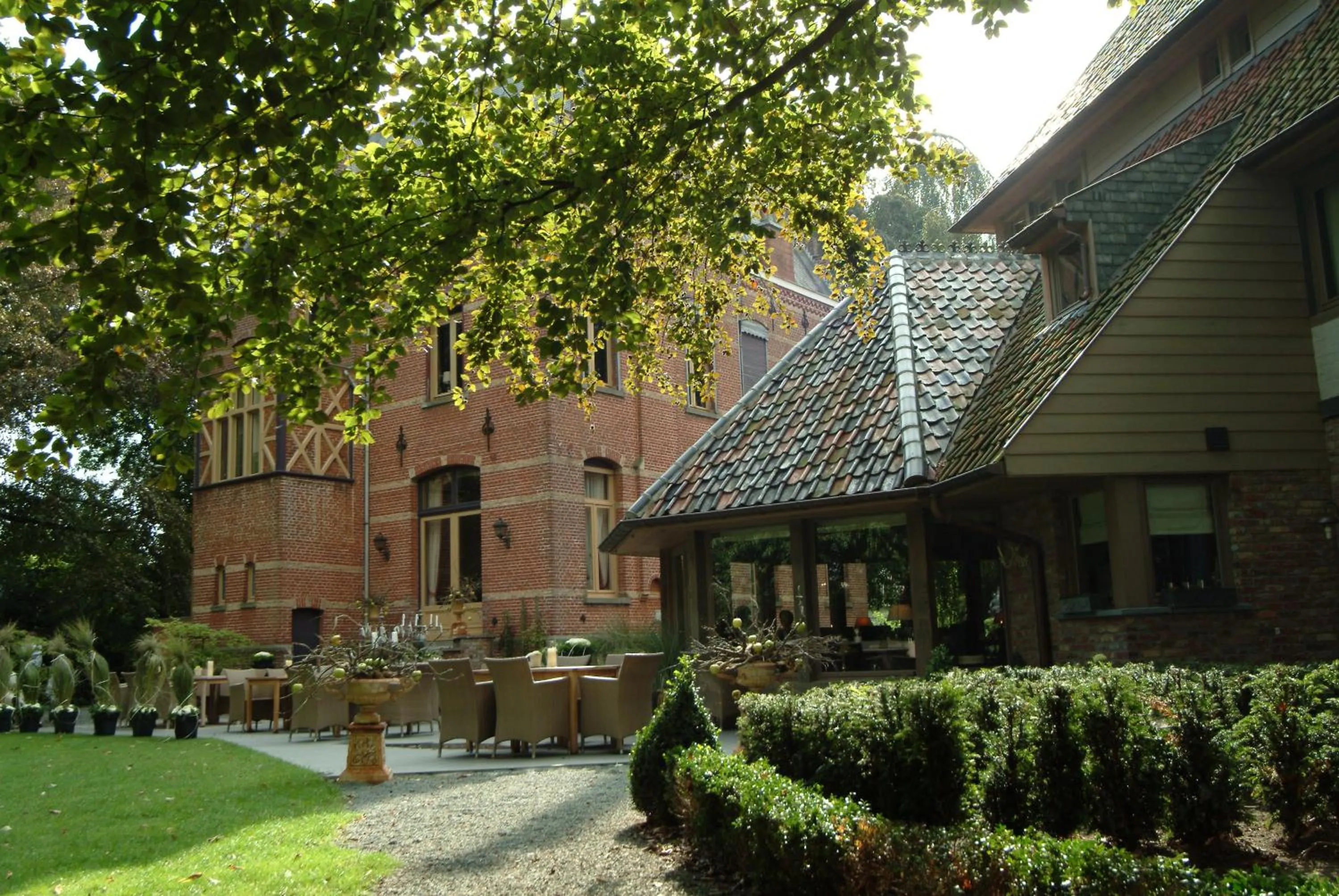 Facade/entrance in Charmehotel Manoir Ogygia