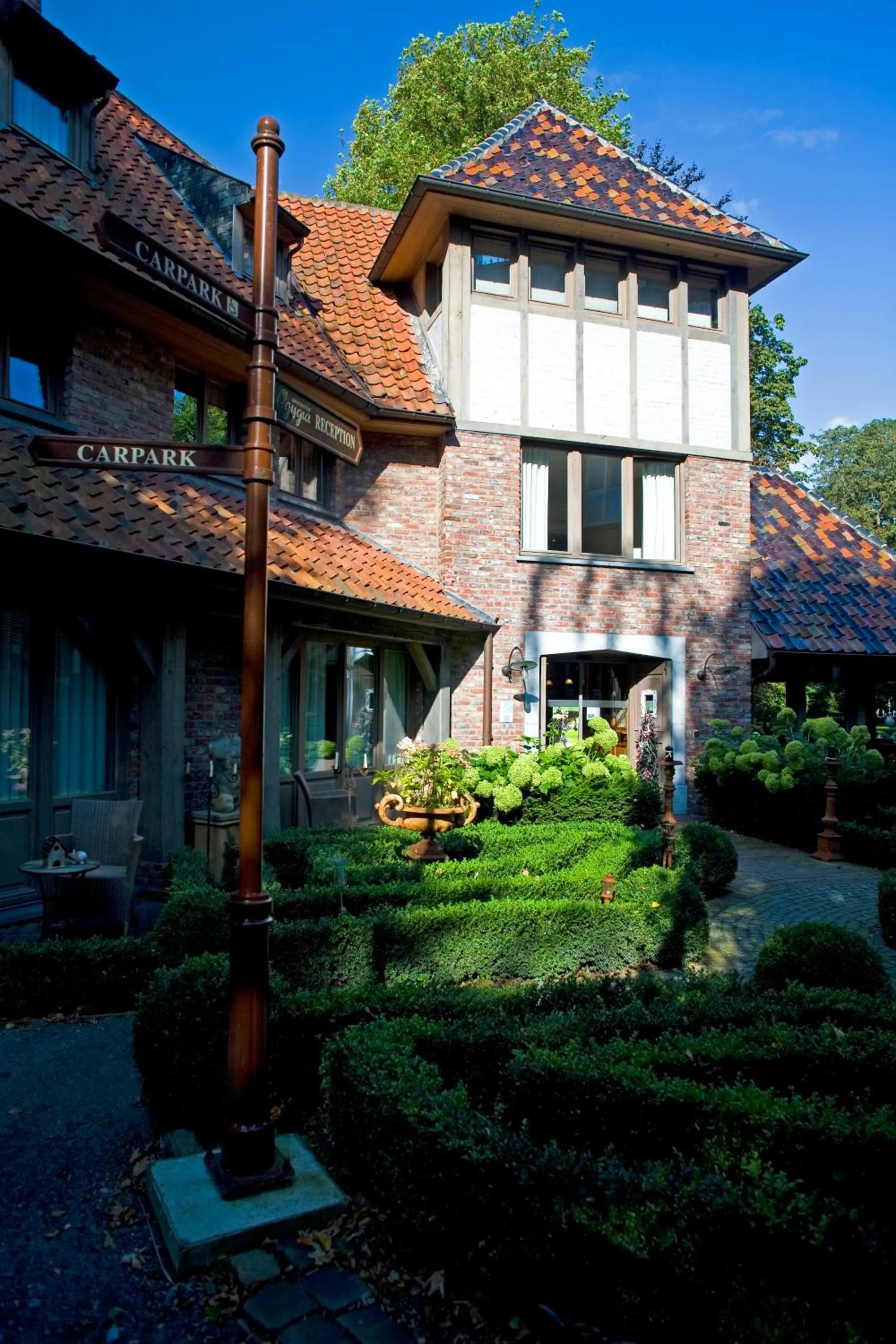 Facade/entrance in Charmehotel Manoir Ogygia