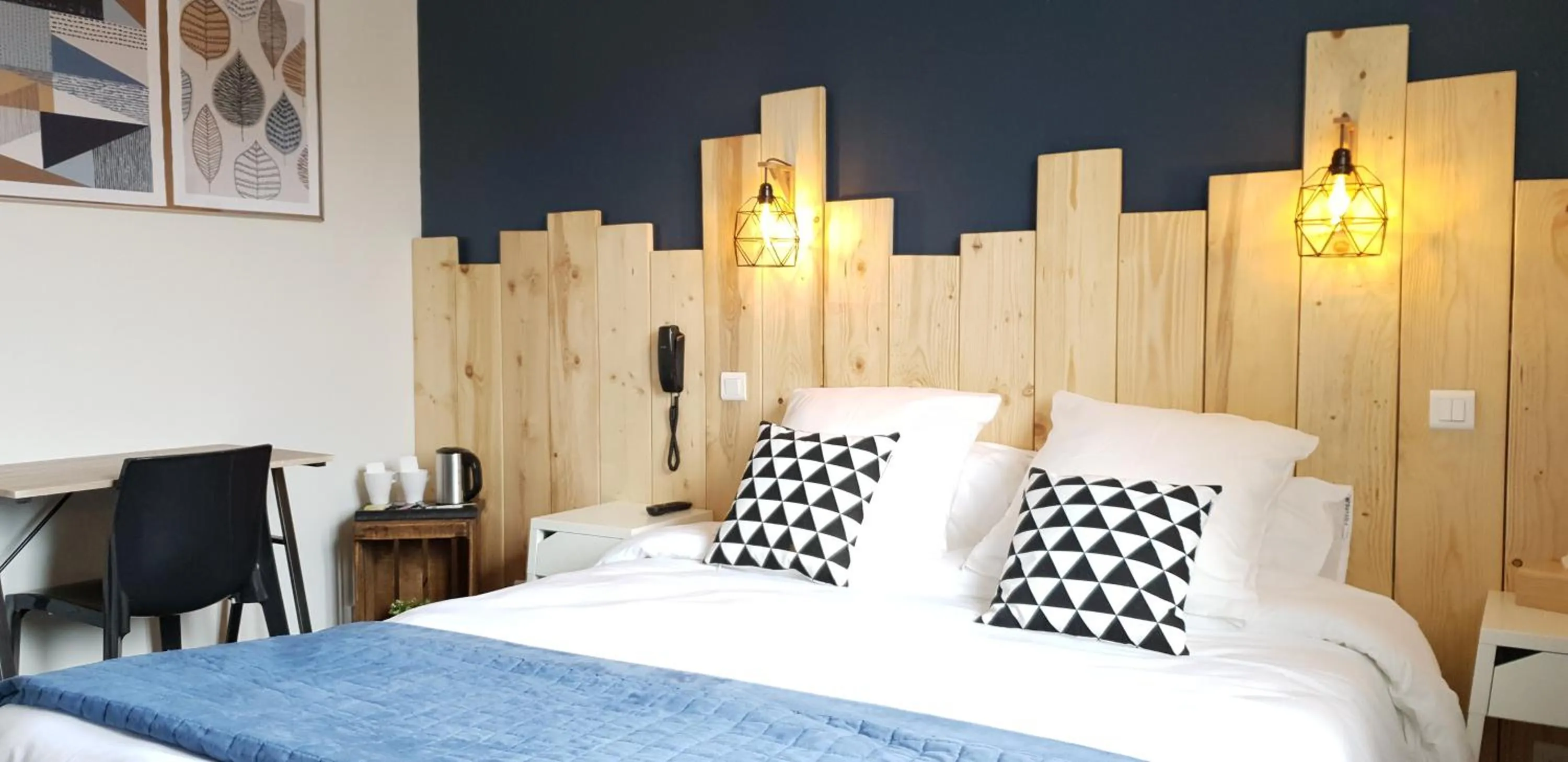 Bedroom, Bed in Hôtel La Baïne