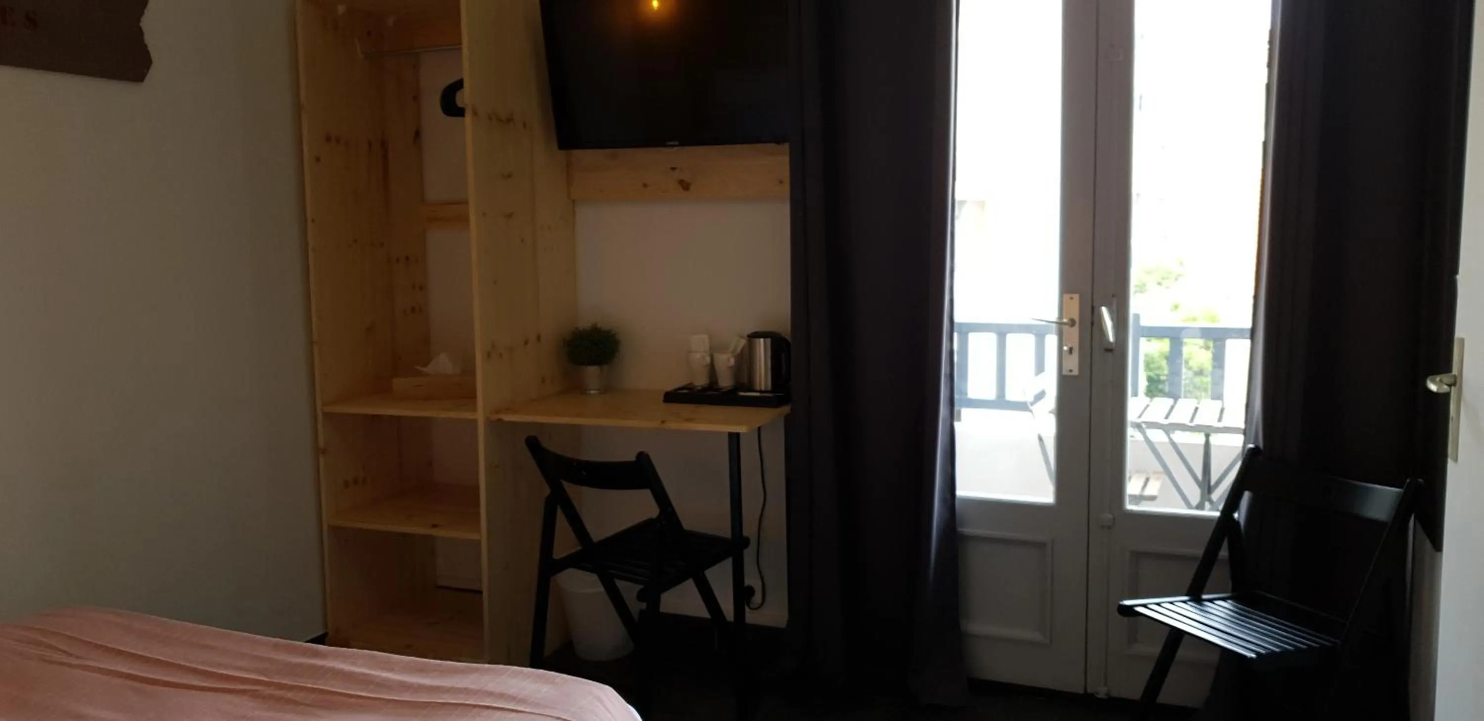 Photo of the whole room, Bed in Hôtel La Baïne