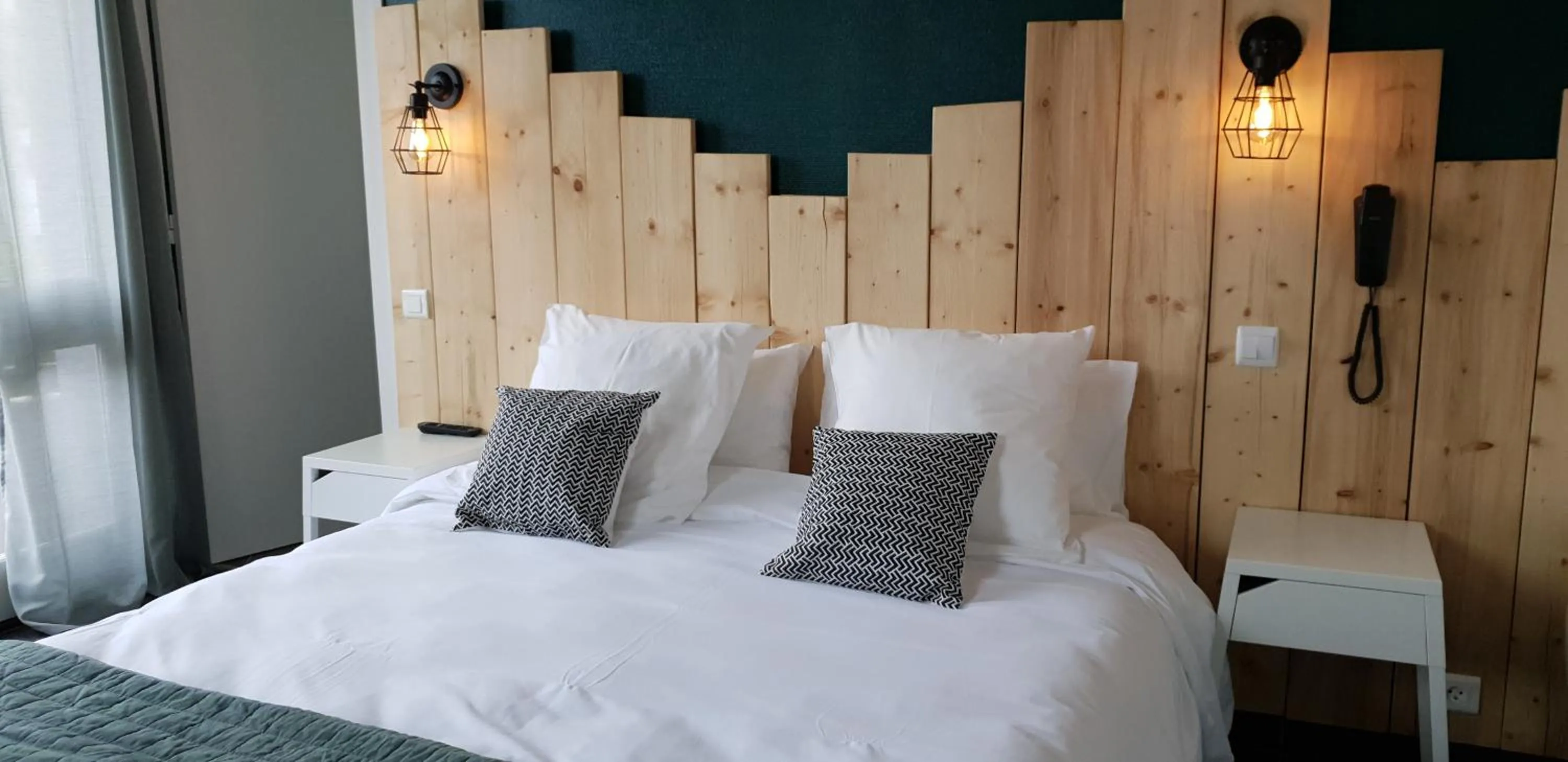 Bedroom, Bed in Hôtel La Baïne