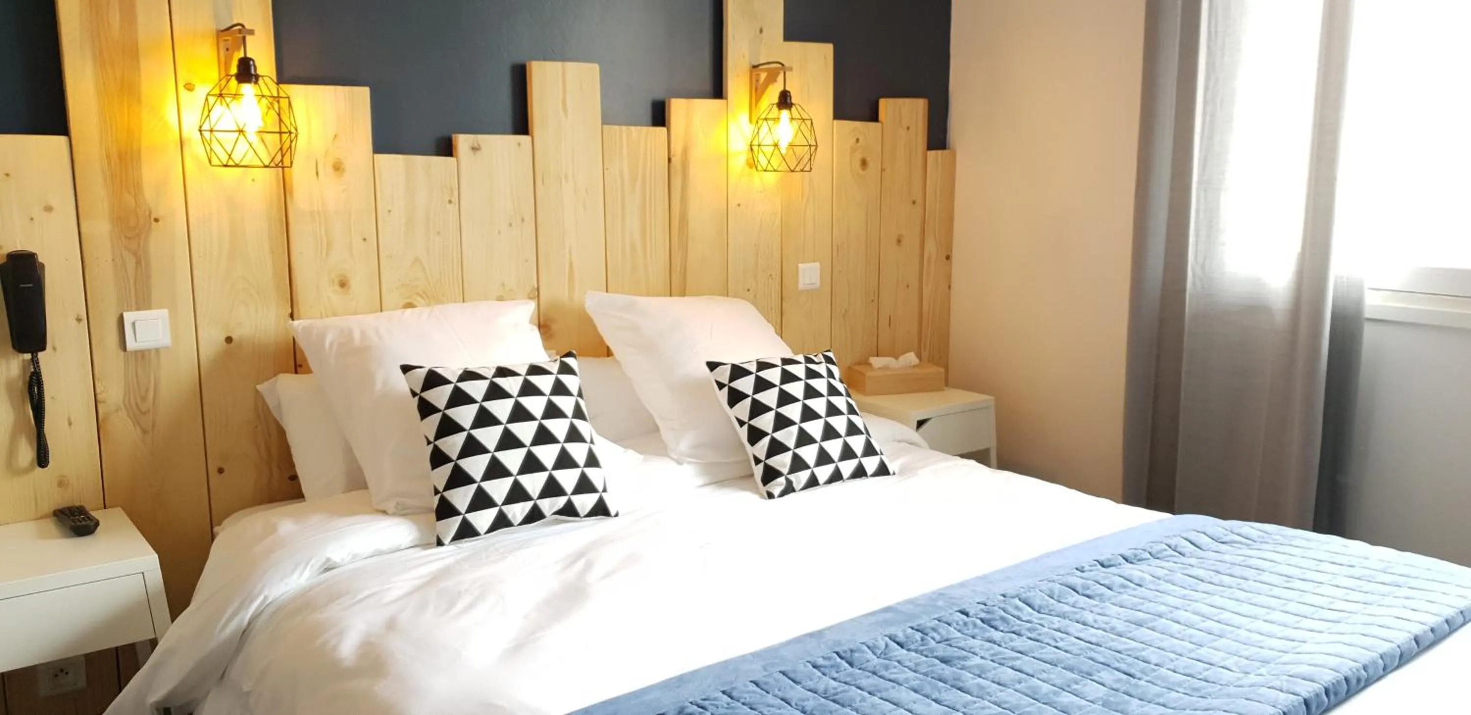 Bedroom, Bed in Hôtel La Baïne